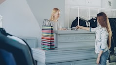 Cliente payant ses achats par smartphone en boutique