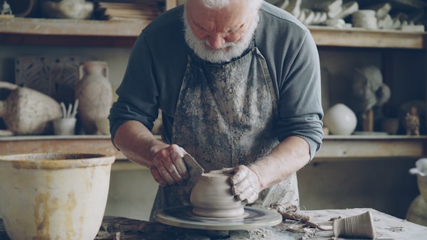 Terracotta di Cutrofiano: tornitura al piede su argilla locale