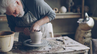 Artisan au travail dans son atelier : financer la création d'entreprise sans intérêt