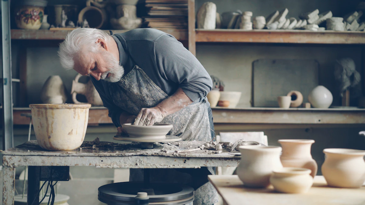 Céramiste tournant un bol sur un tour de potier dans un petit atelier