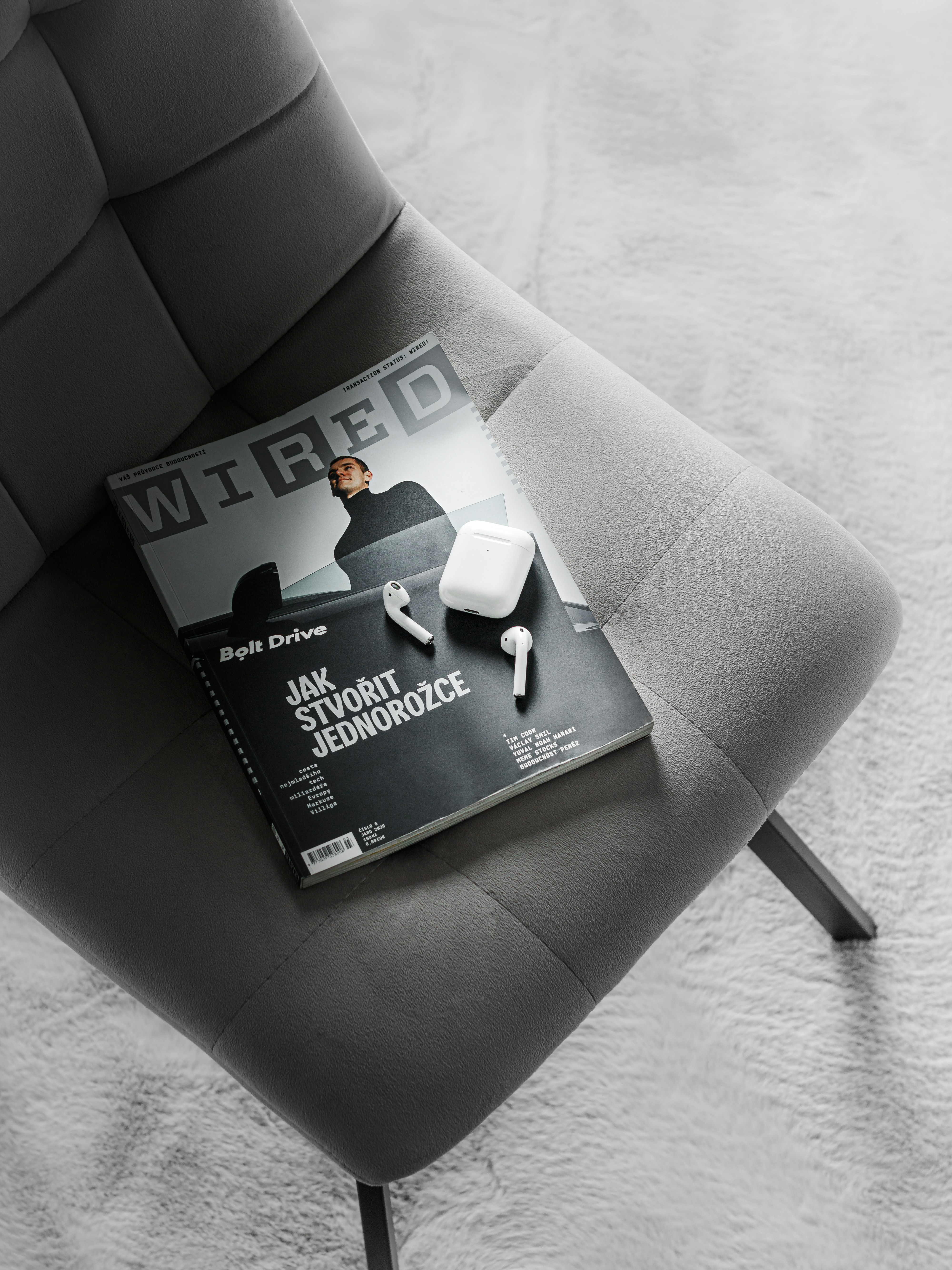 椅子にはマガジンとヘッドフォンが置かれています。