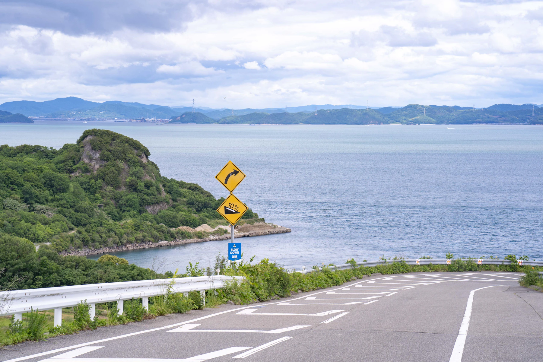 Route côtière au Japon entre végétation et mer