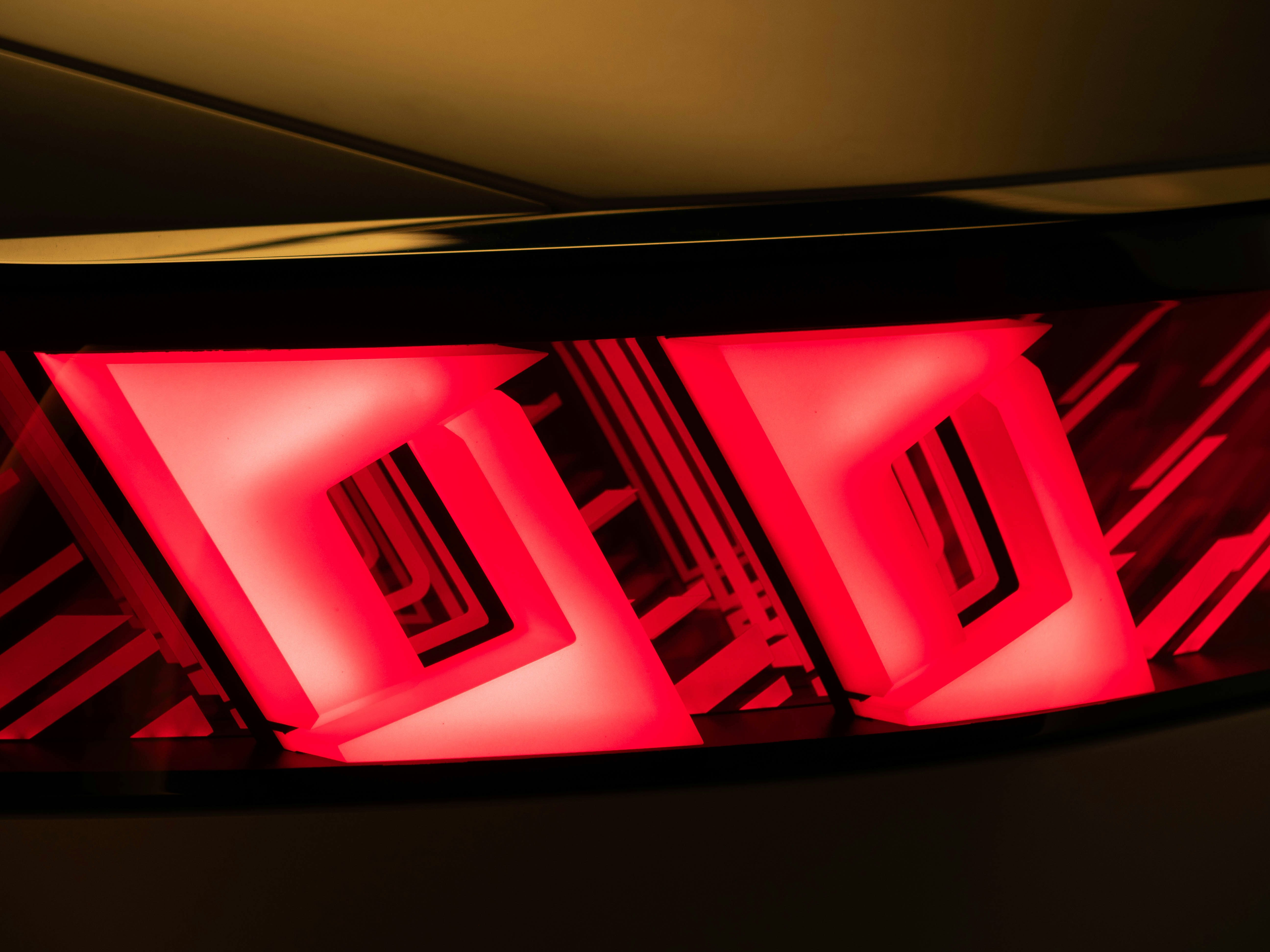 Das Rücklicht des Autos leuchtet hell in Rot.