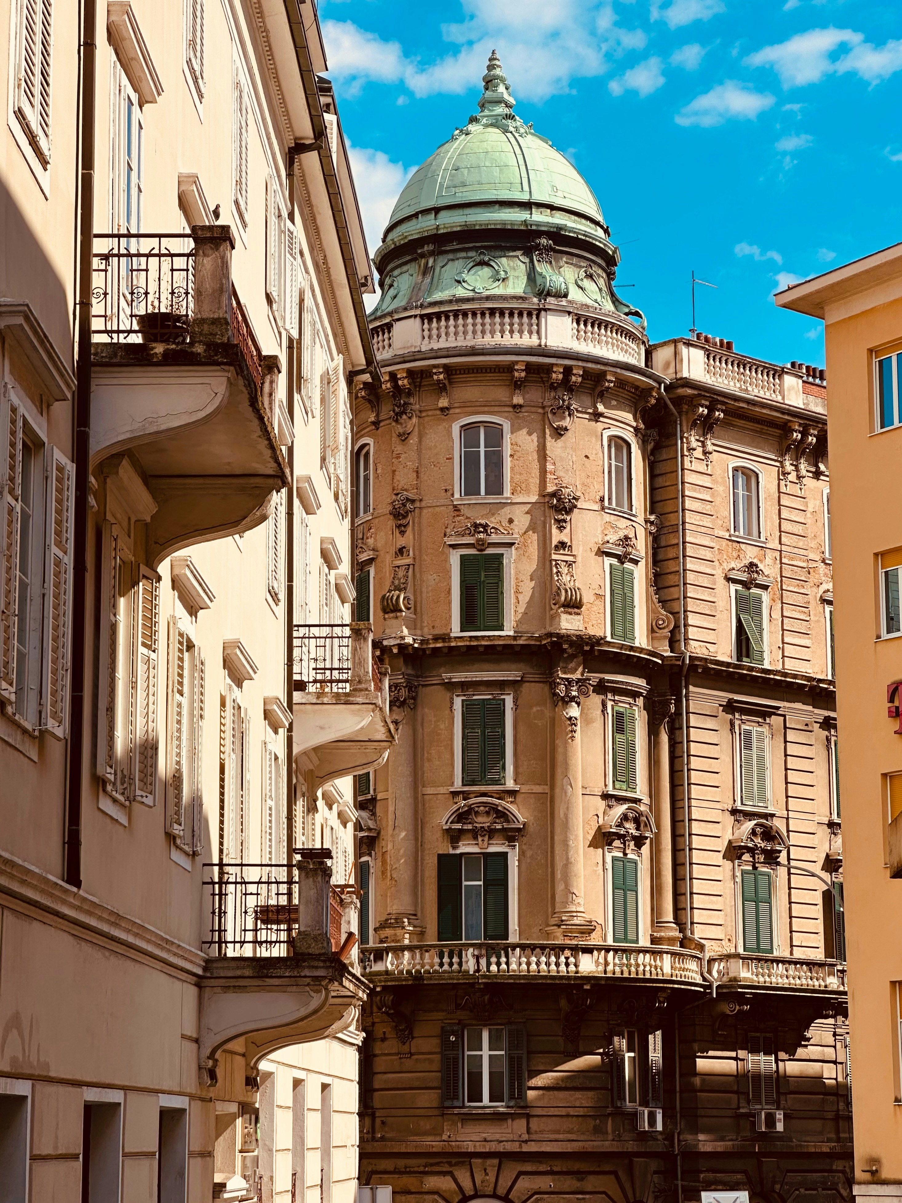 Schöne Architektur und blauer Himmel.