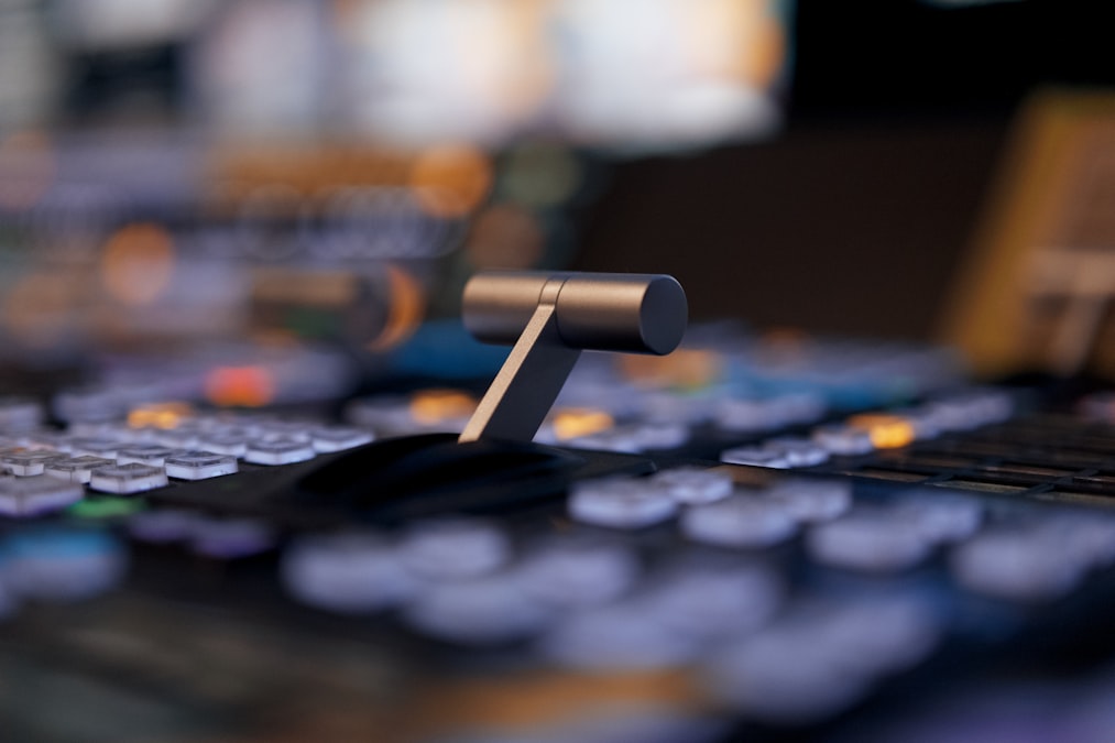 放送のWOWOWとWOWOWオンデマンドの違いを示すテレビのイメージ