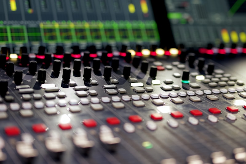 Leuchtende Regler eines professionellen Audio-Mixers