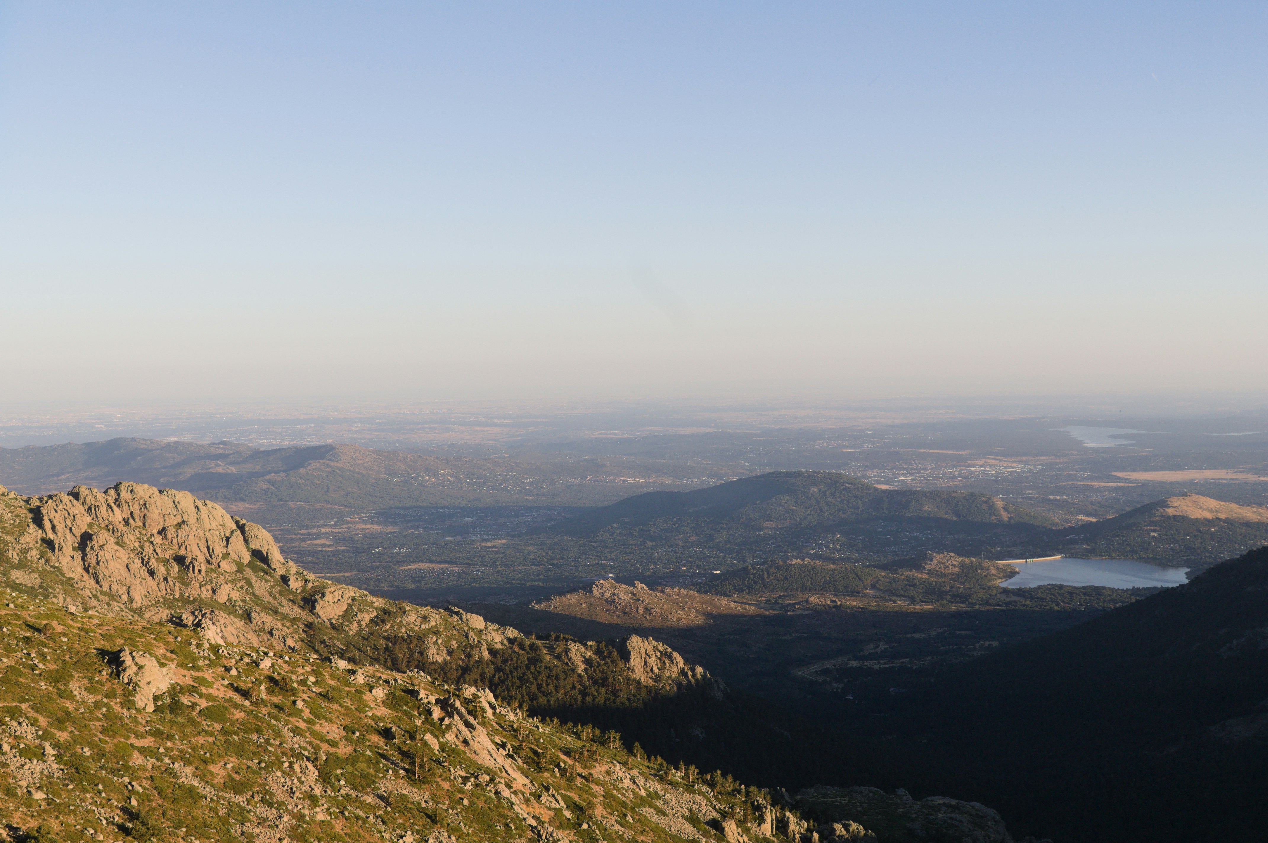 Montañas y valles se ven bajo un cielo despejado.