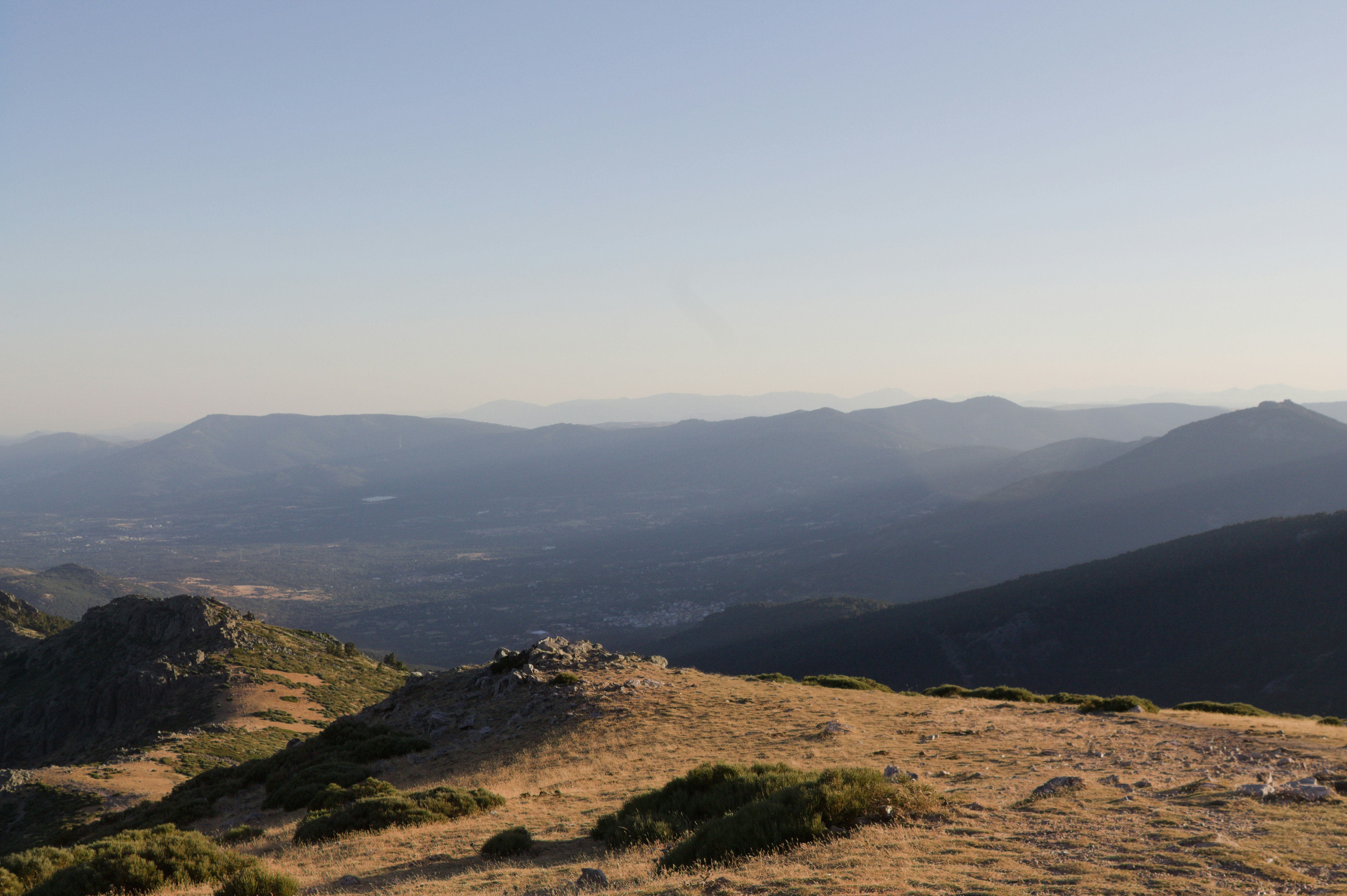 Aparecen crestas montañosas y un paisaje brumoso.