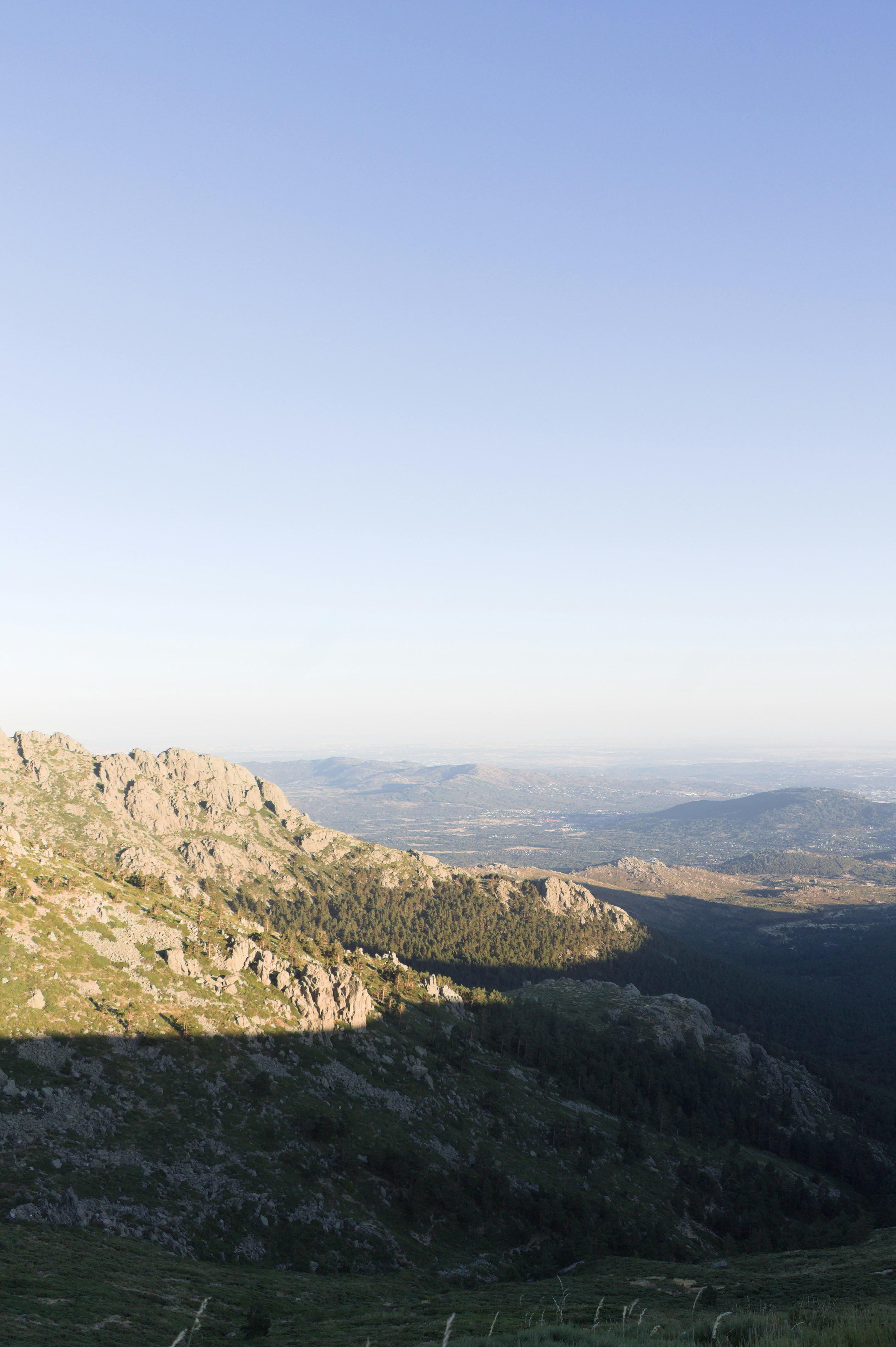 Montañas y valle bañados por la luz de la mañana.