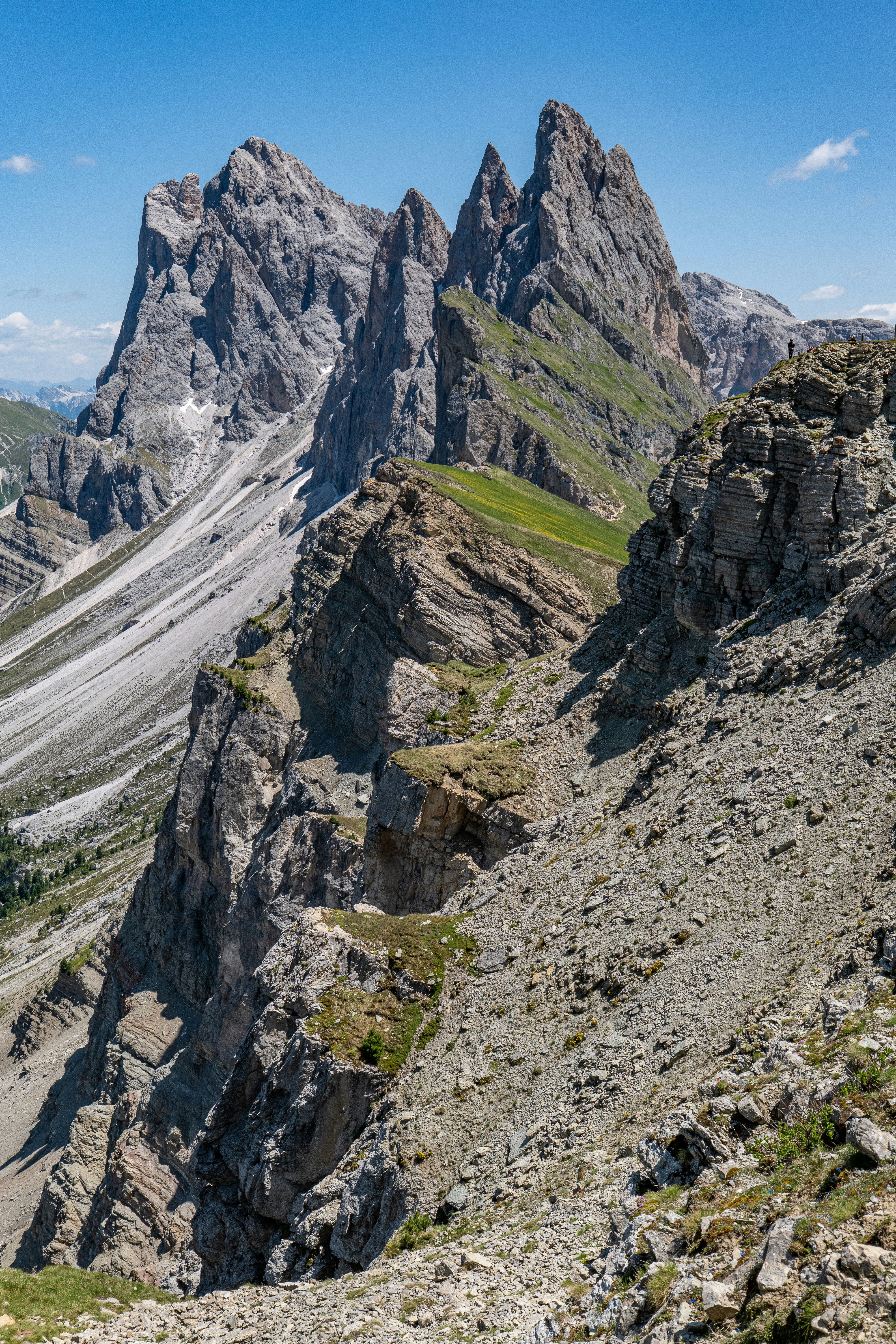 Los picos escarpados de las montañas se elevan contra un cielo azul.