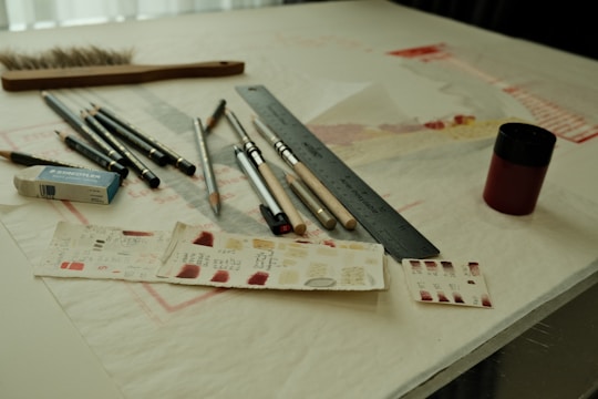 Drawing and painting supplies are arranged on a table.