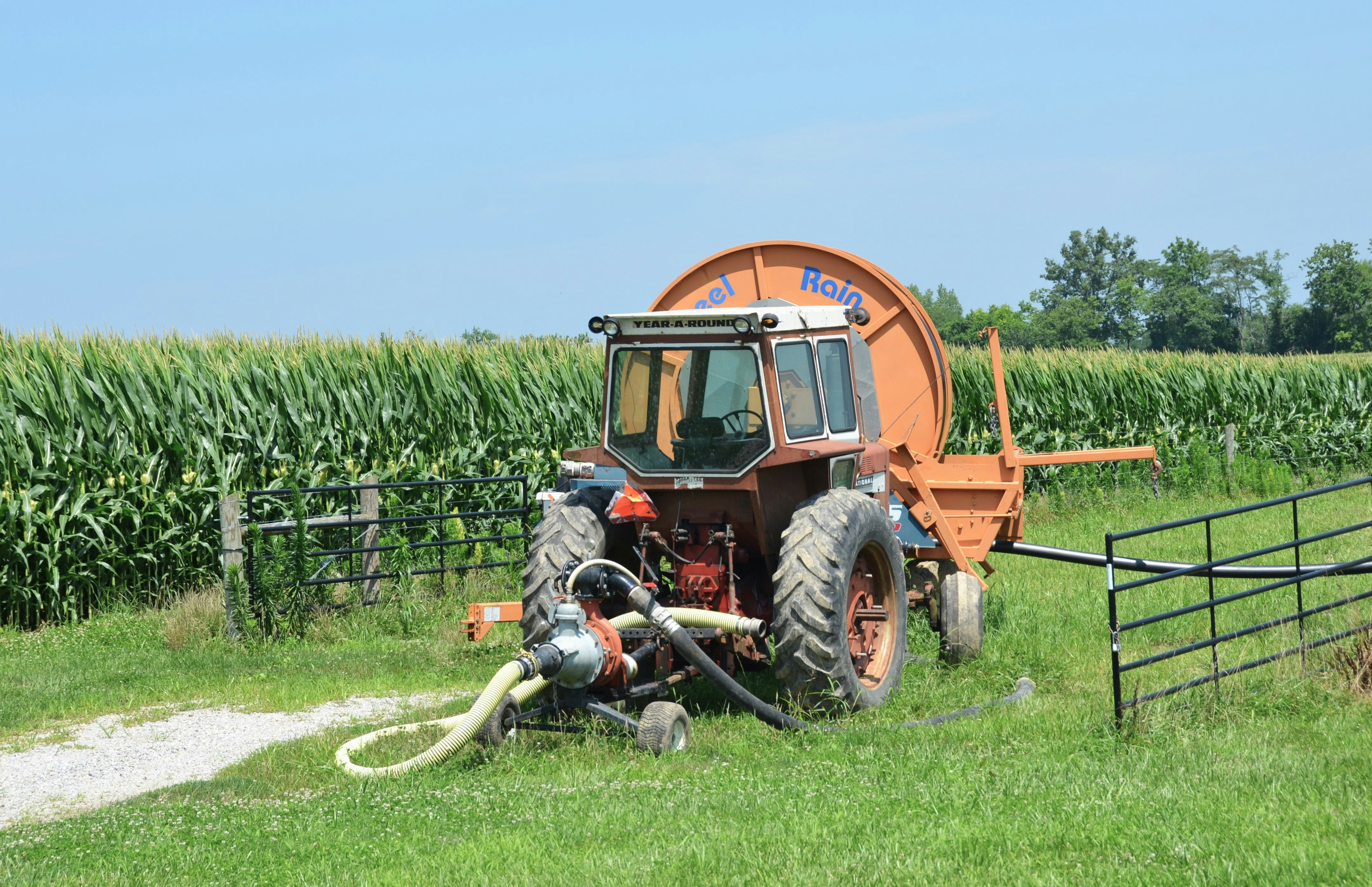 جرار يرش حقل المحاصيل