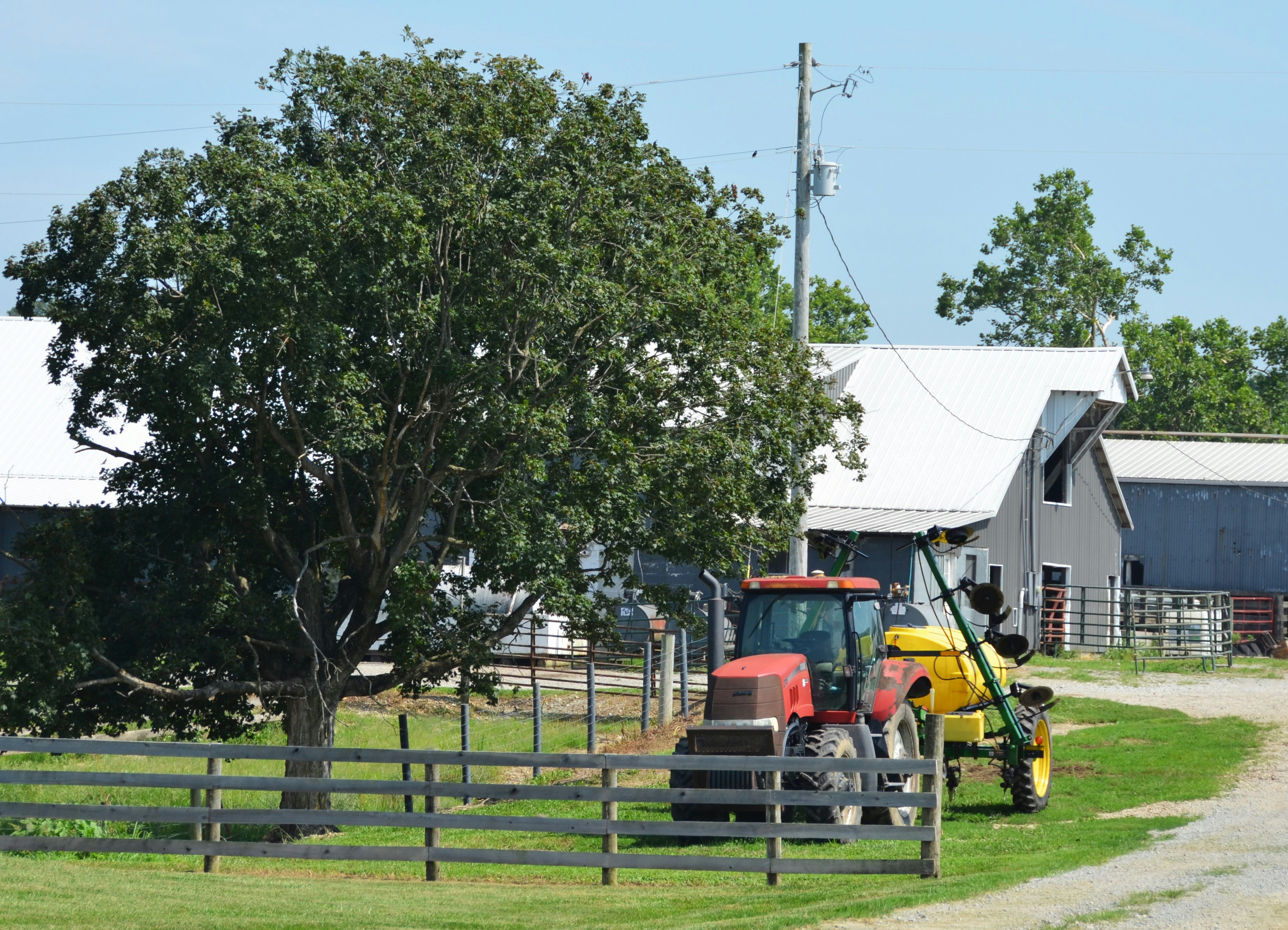 photo-1753232624300-e51ca479a9db?ixid=M3wxMjA3fDB8MXxzZWFyY2h8MjB8fGZhcm0lMjBleHBvcnQlMjBzZXJ2aWNlc3xlbnwwfHx8fDE3Njk2NDU3OTh8MA\u0026ixlib=rb-4.1.0