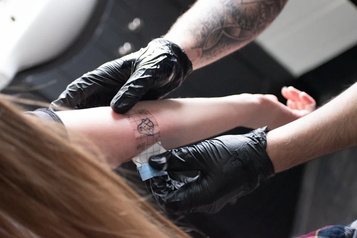 Tatuador aplicando blackwork