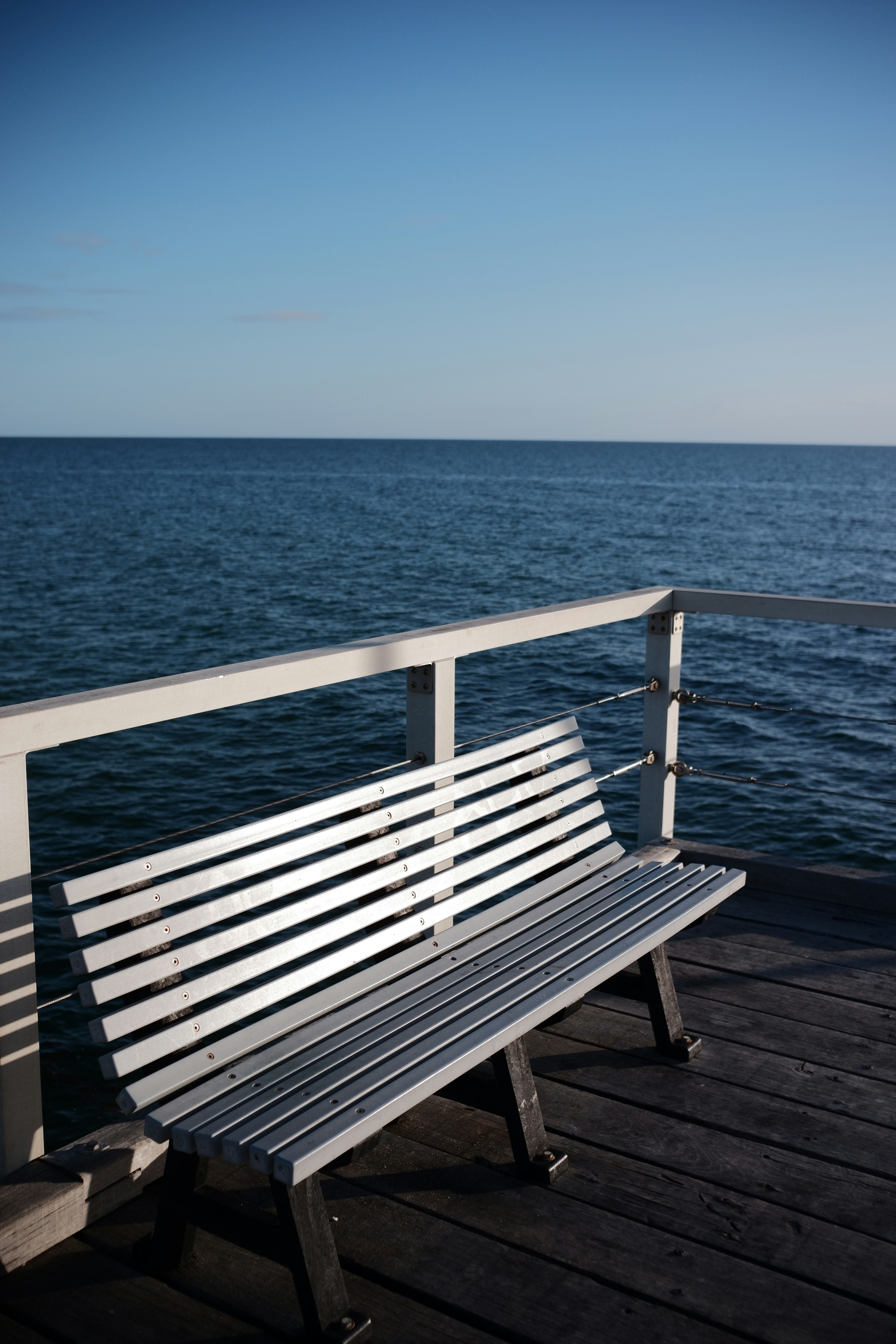 Um banco fica com vista para um vasto oceano