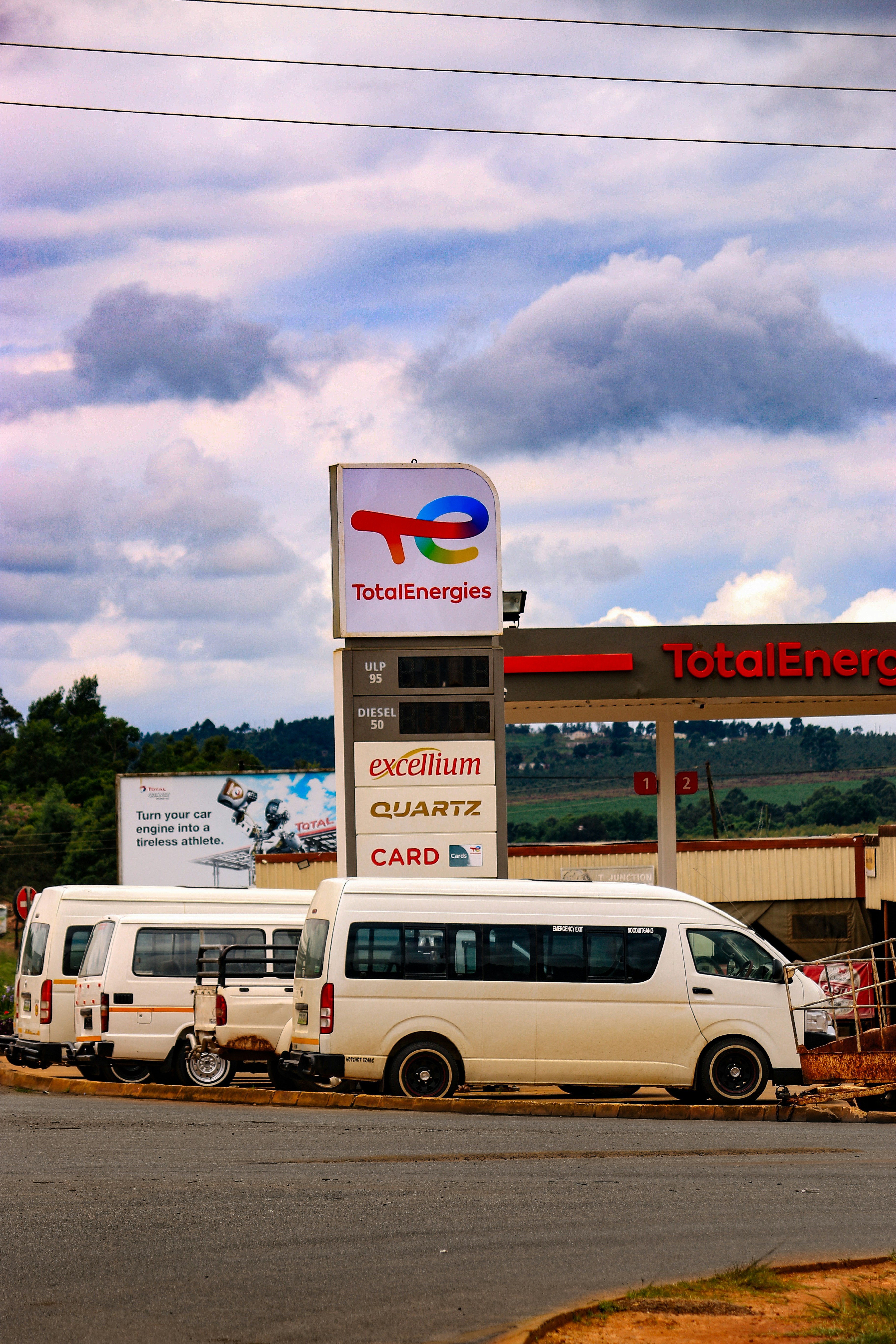 Bus diparkir di pompa bensin total energis.