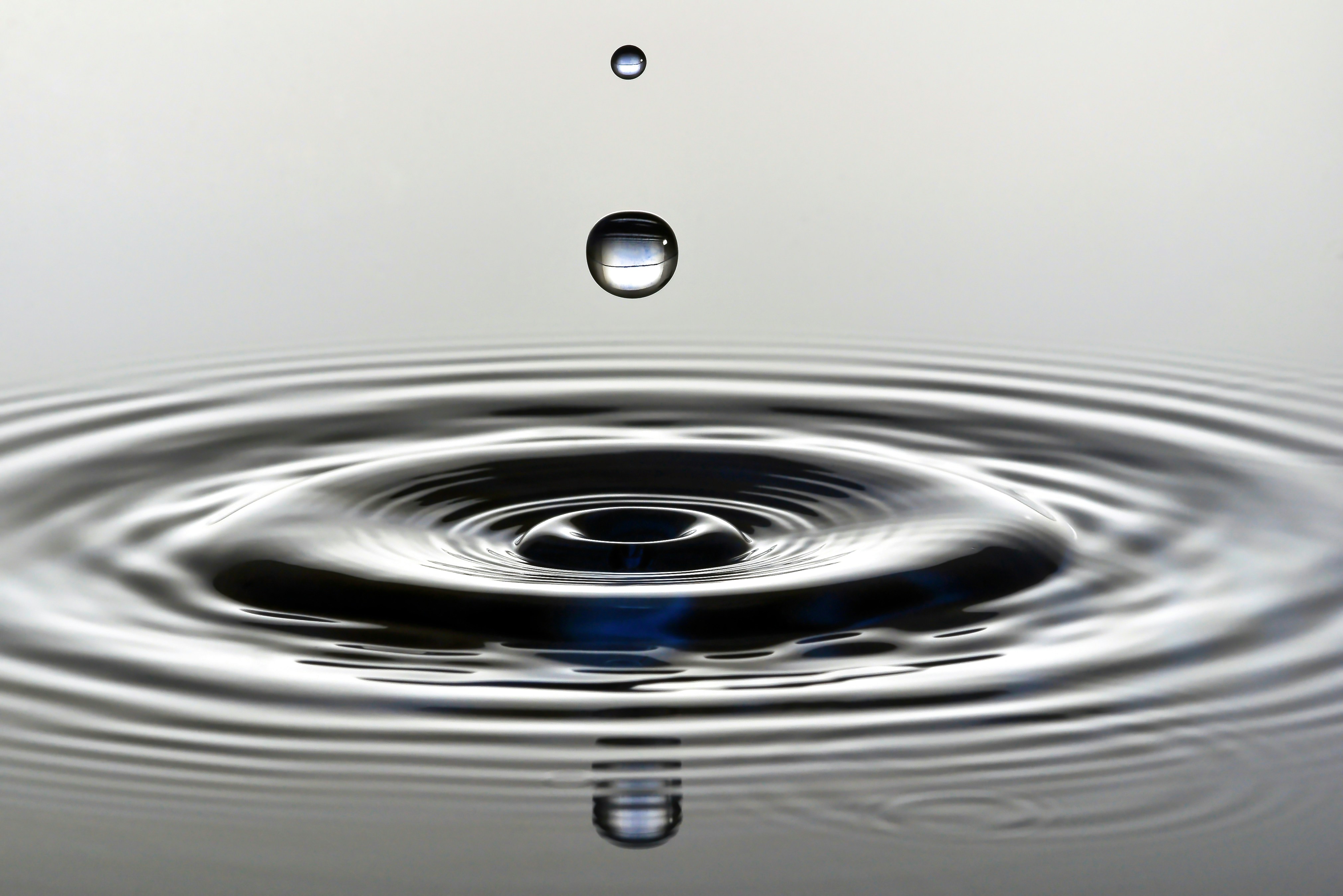 Water drops cause ripples. photo – Free Experiment Image on Unsplash