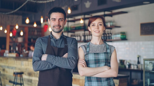Deux clients se tenant debout devant un comptoir