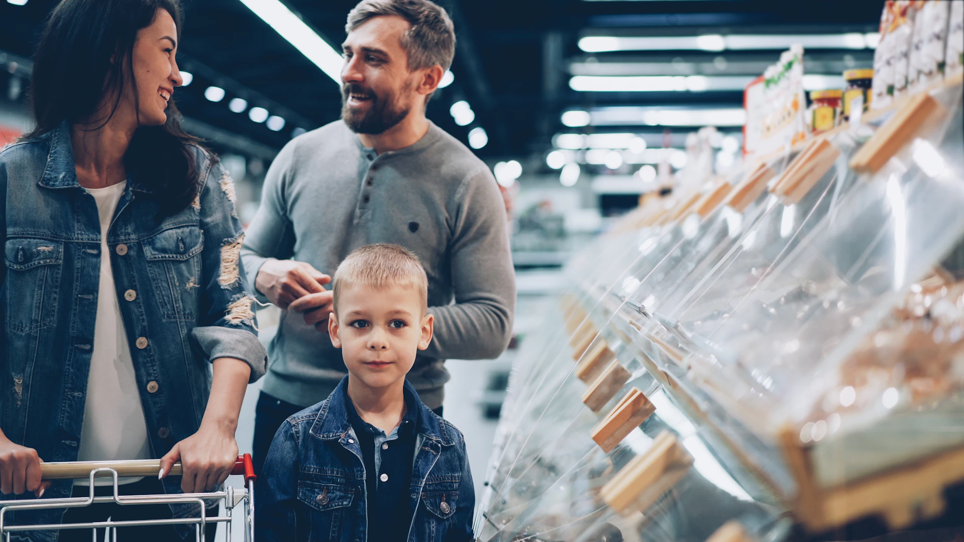 Familia eligiendo productos en supermercado