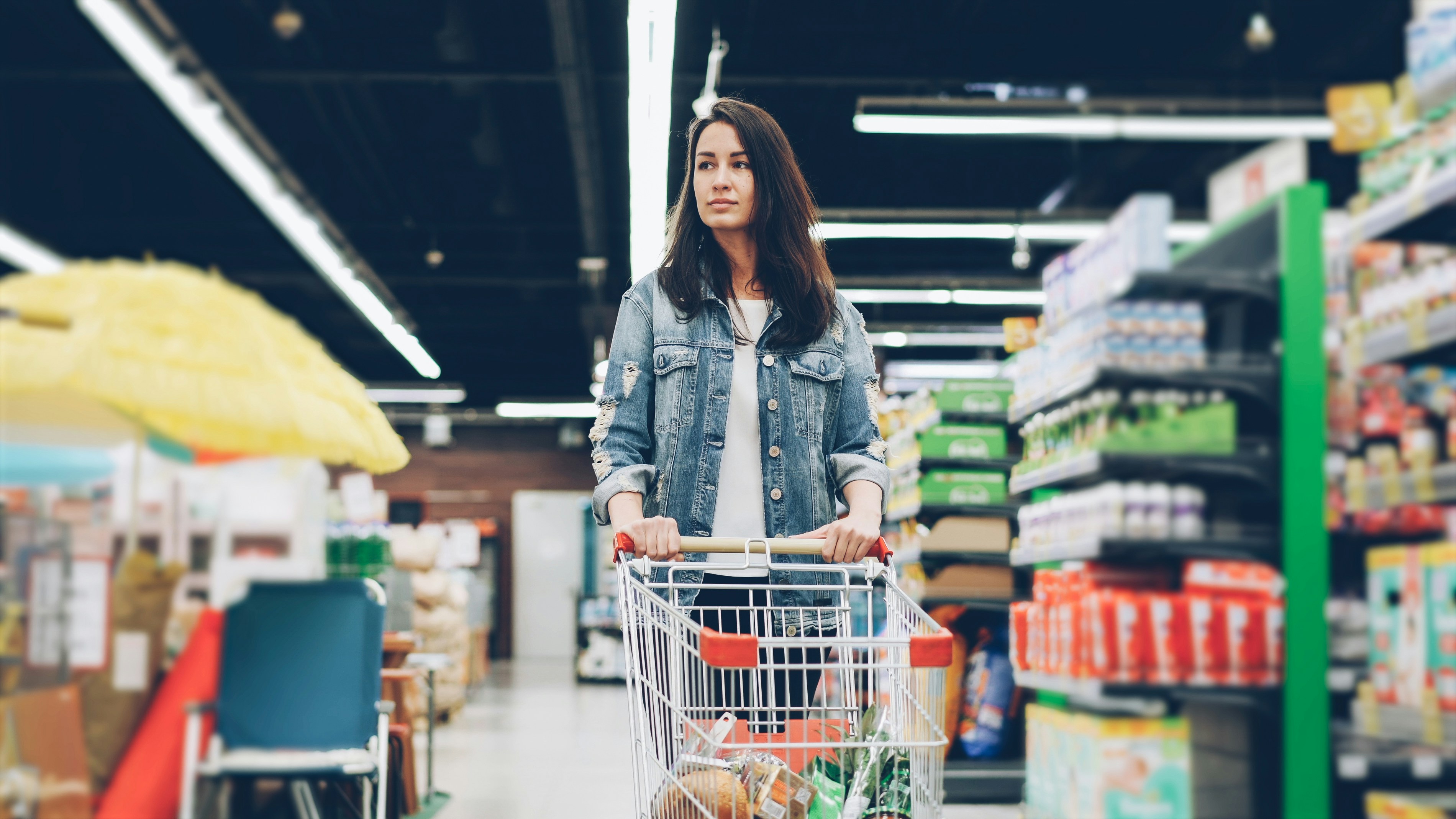 Mujer comprando en una tienda de comestibles con un carrito. foto – Imagen  de Mujer gratuita en Unsplash, image size:3000x1688