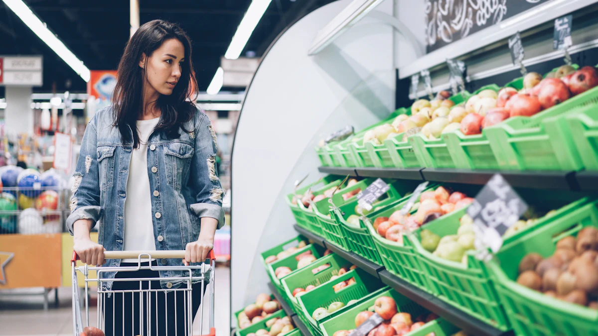 Une cliente choisit des fruits et légumes dans un supermarché