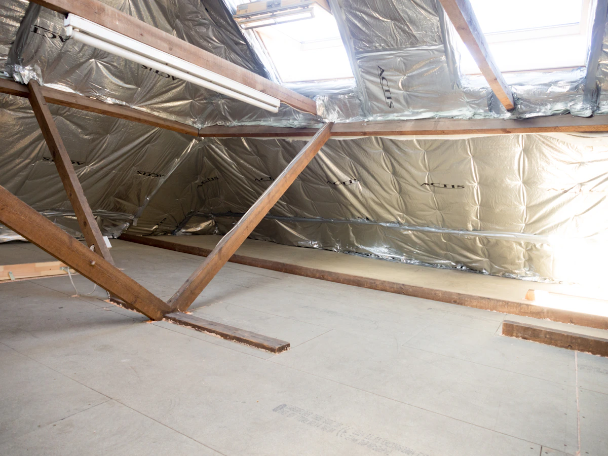 Entretoit isolé avec charpente de bois — efficacité énergétique