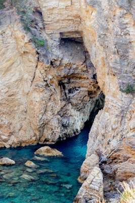 Grotte della Poesia: trekking archeo-costiero a Roca