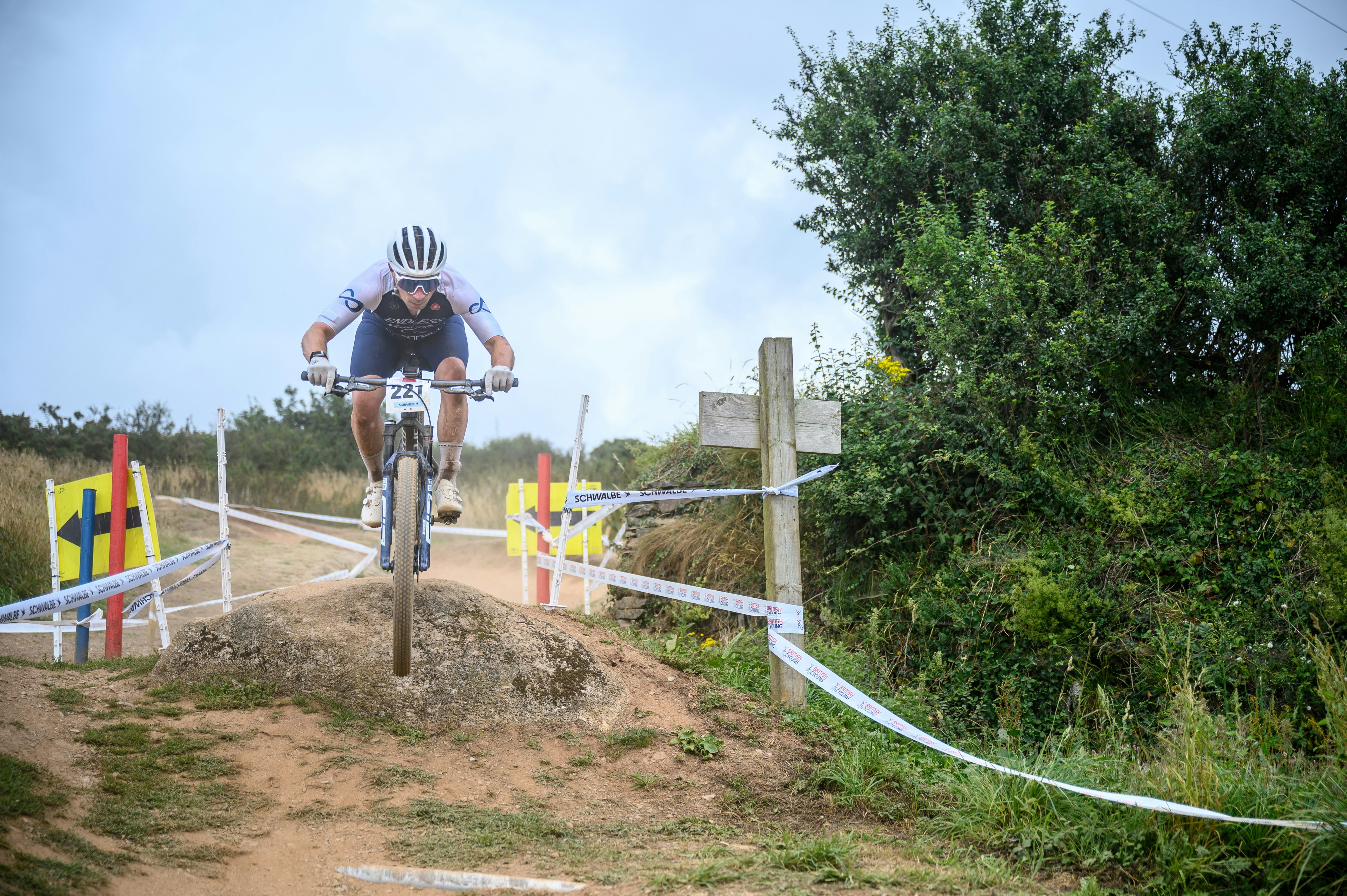 Un ciclista corre su un sentiero sterrato.