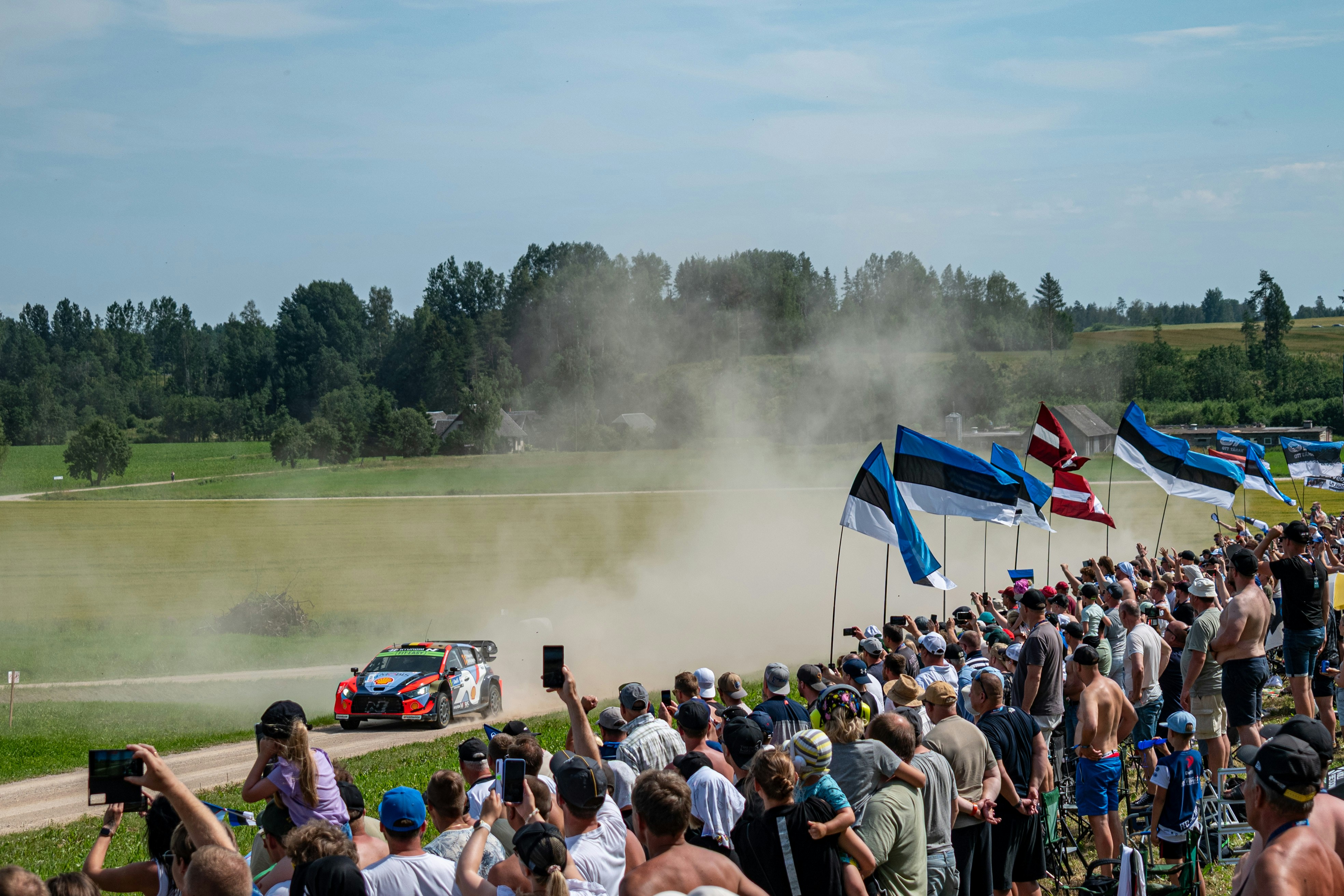 A rally car races past spectators. photo – Free Car Image on Unsplash