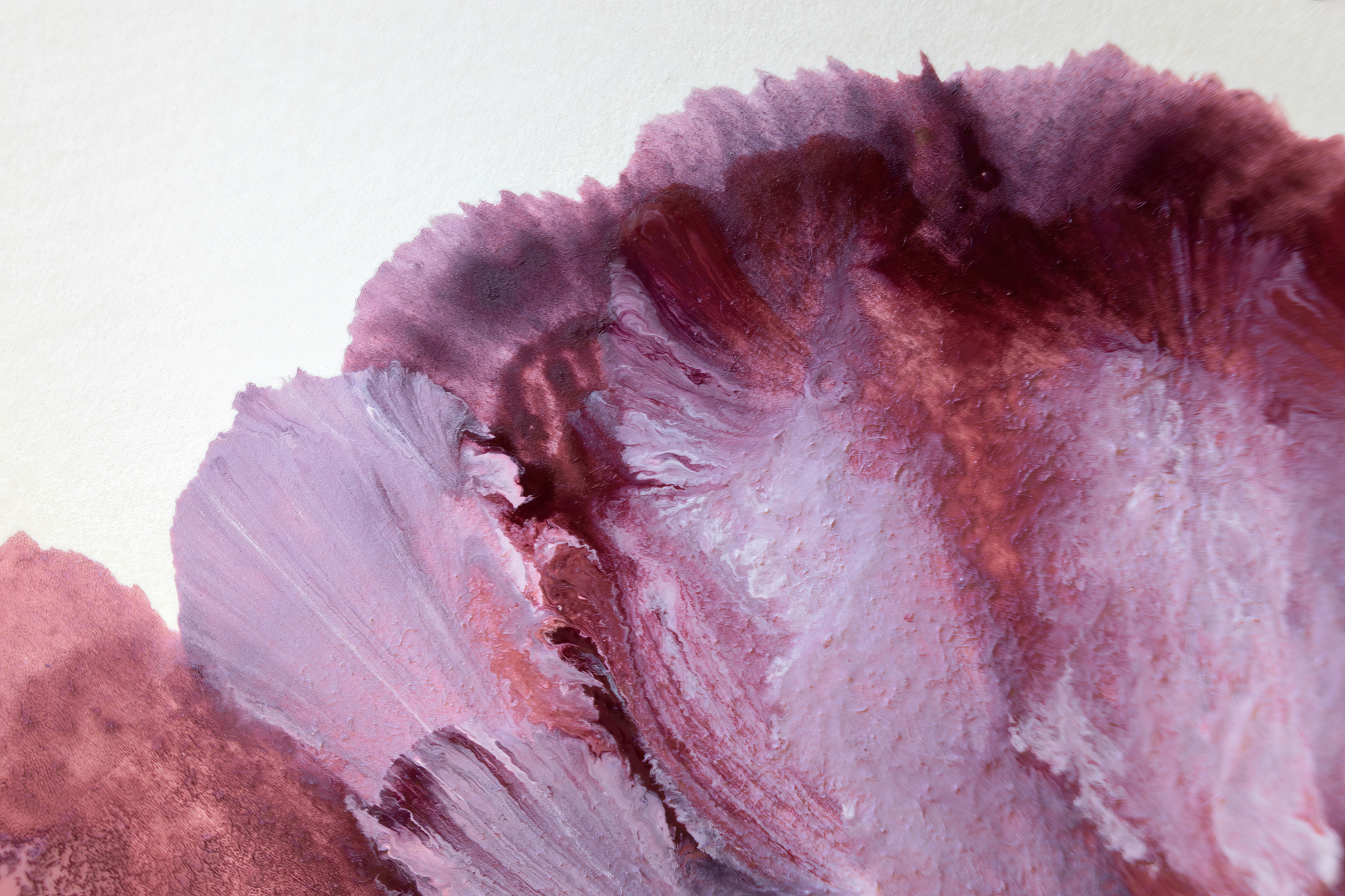 Pittura astratta ad acquerello con sfumature viola e marrone.