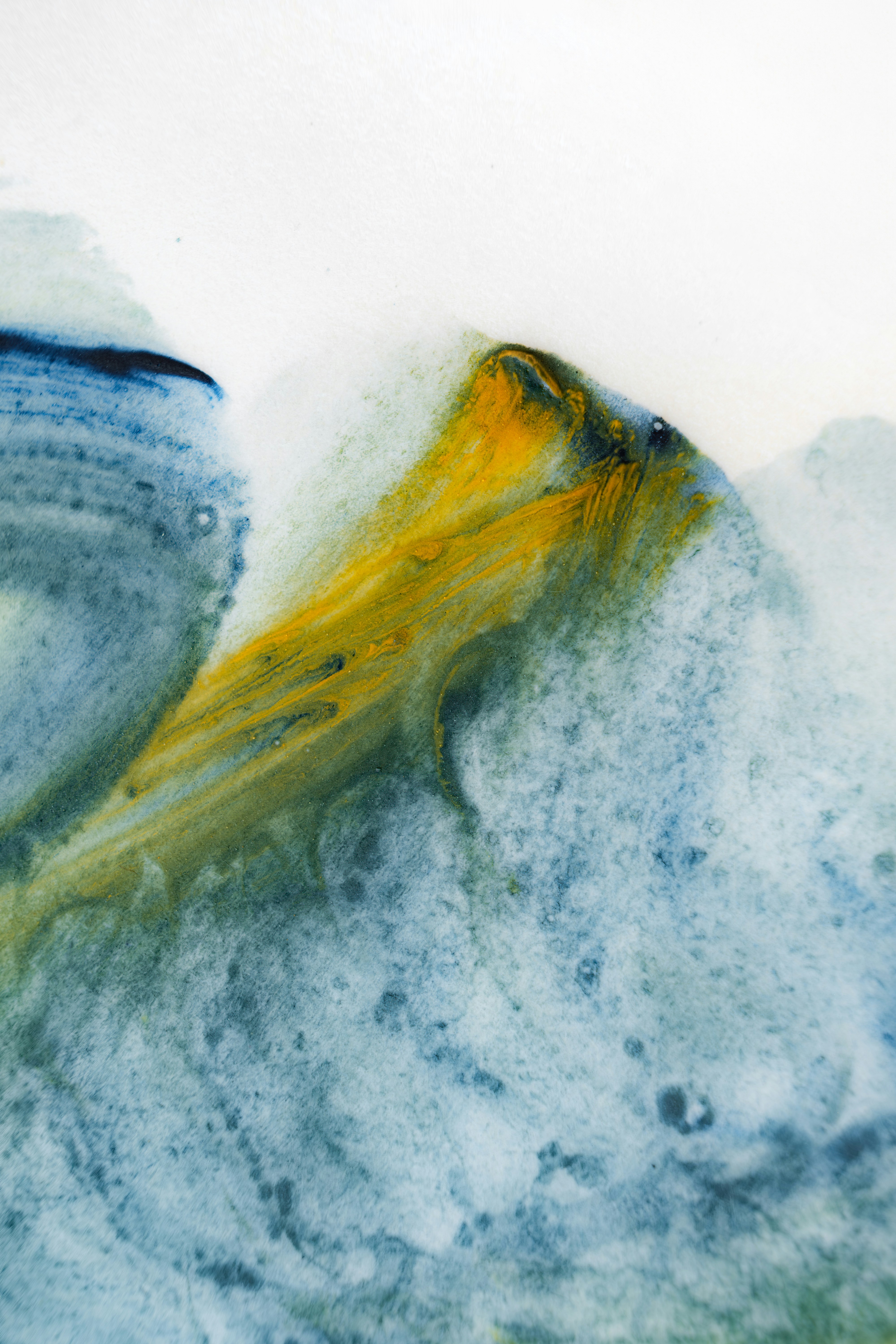 Opera d'arte astratta con i colori giallo e blu.