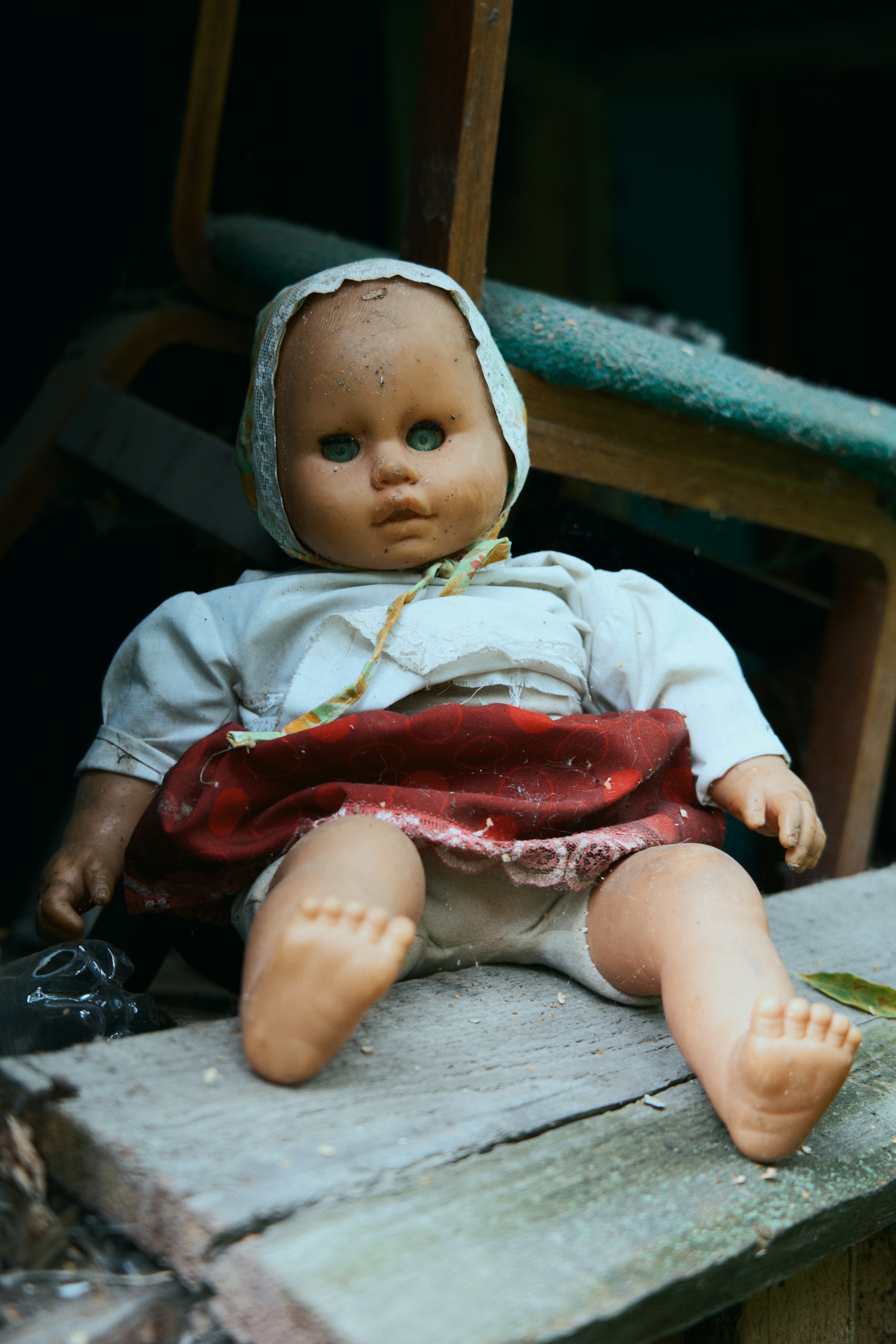 Una vecchia bambola si siede in modo inquietante sulla superficie di legno.  foto – Immagine gratis di Ritratto su Unsplash, image size:3000x4499