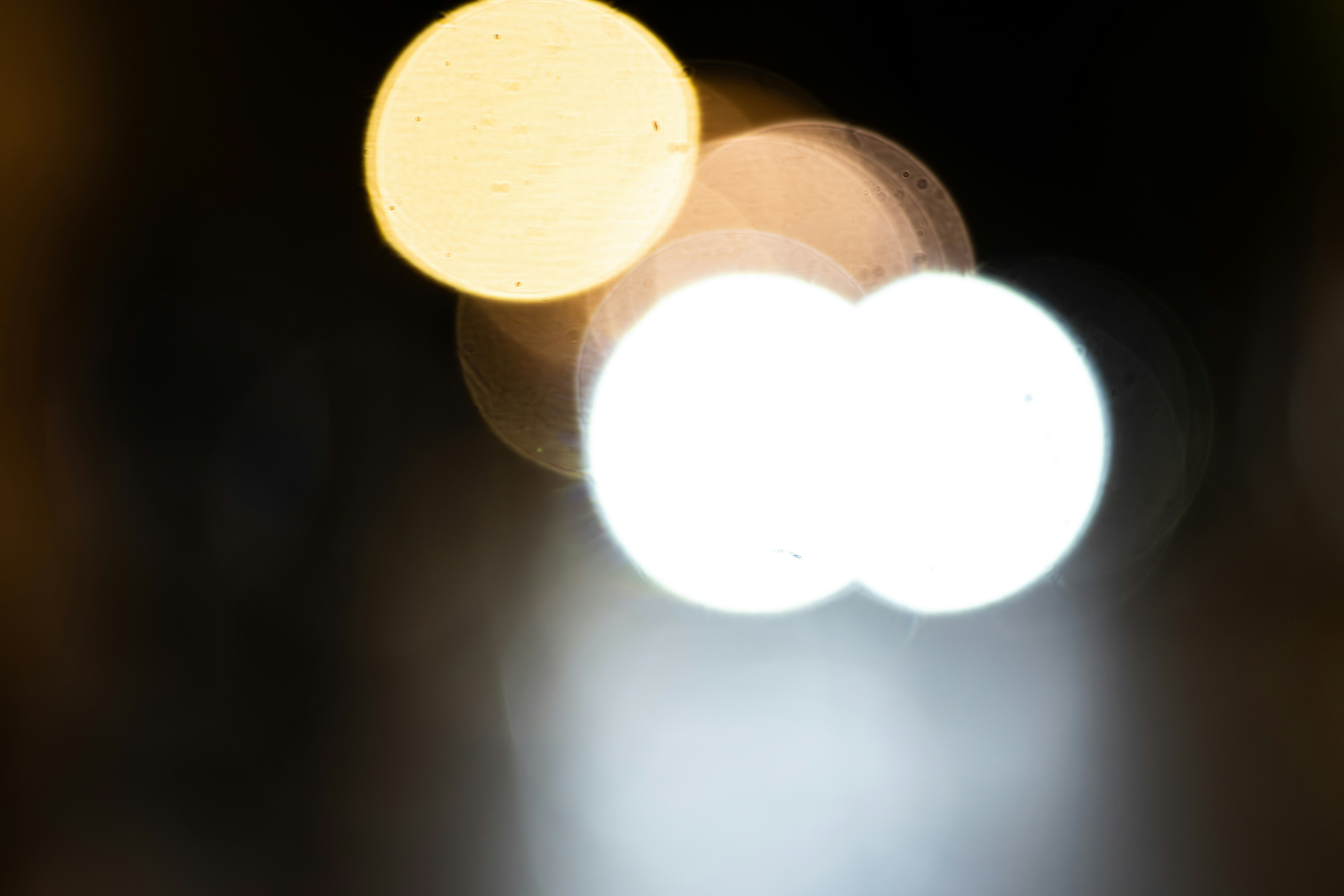 Bokeh-Lichter vor einem dunklen, verschwommenen Hintergrund.