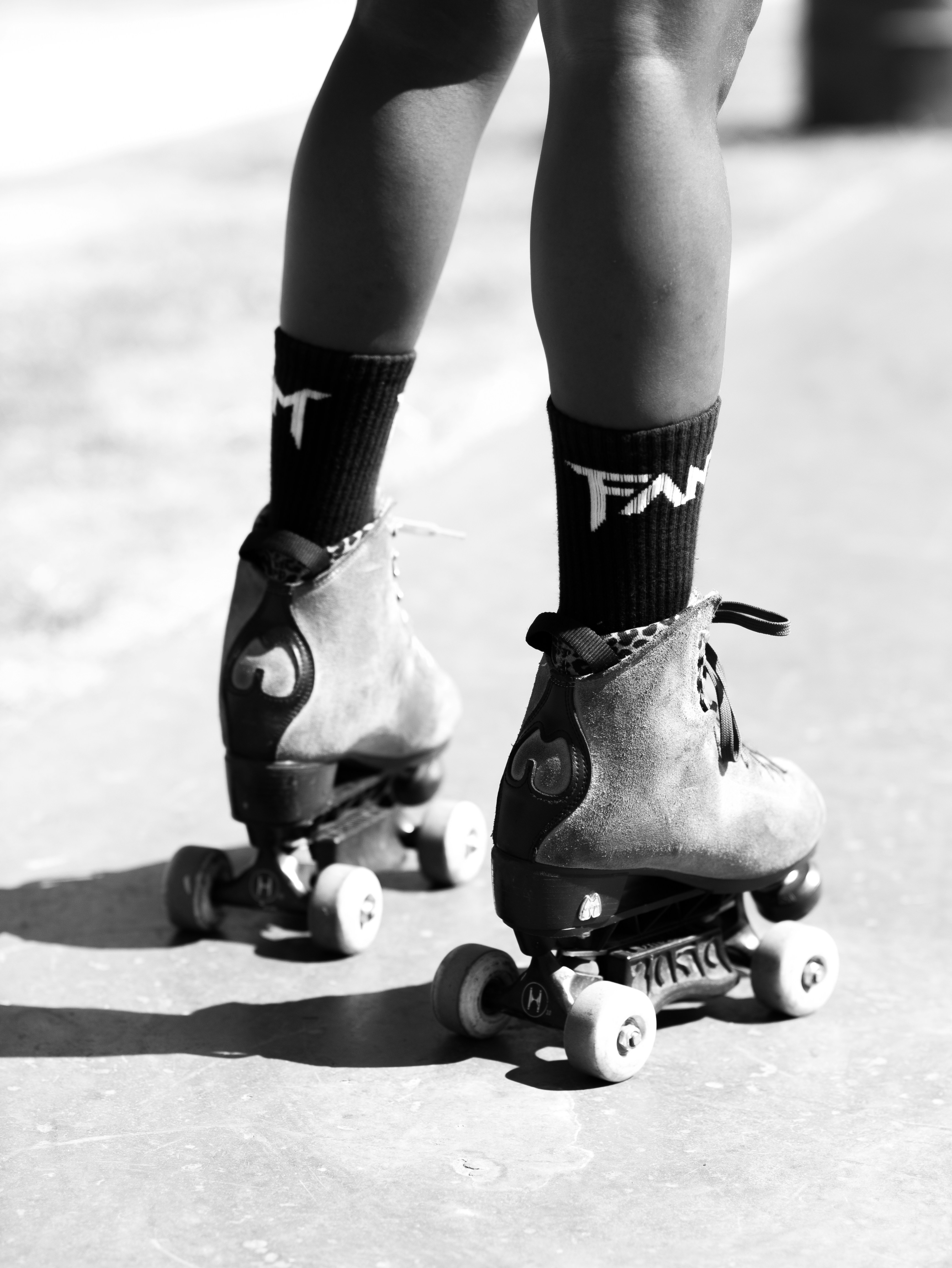 Person mit Rollschuhen.