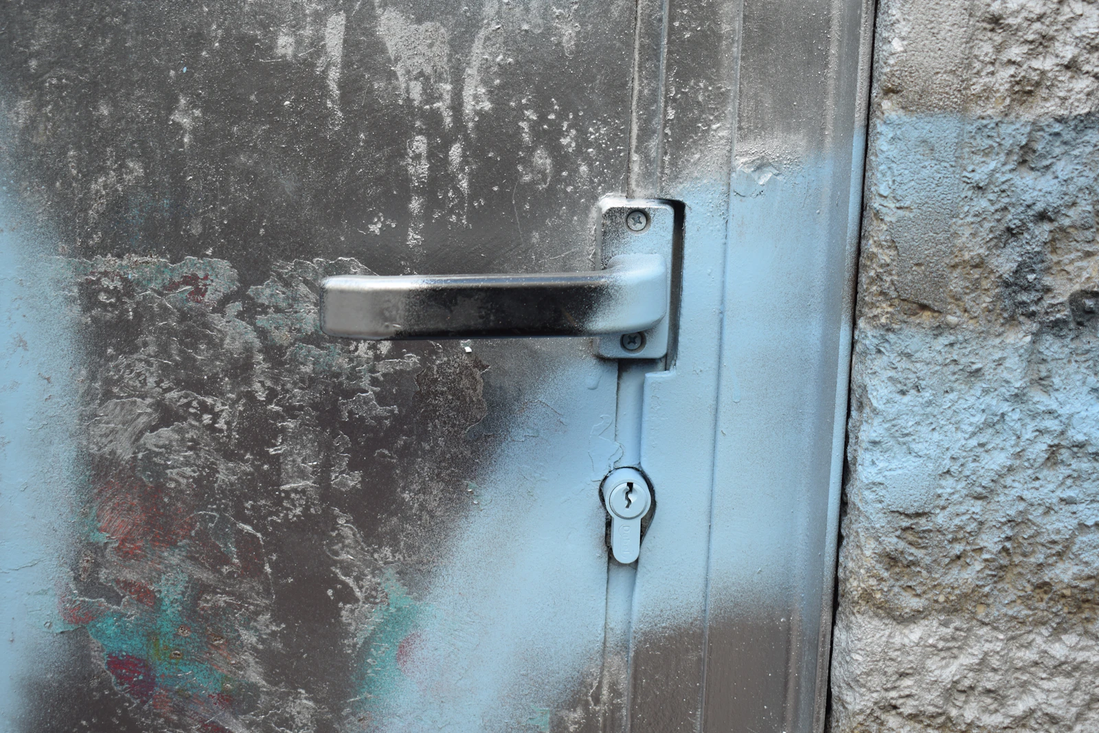 Frozen lock in NYC winter: how to thaw and prevent