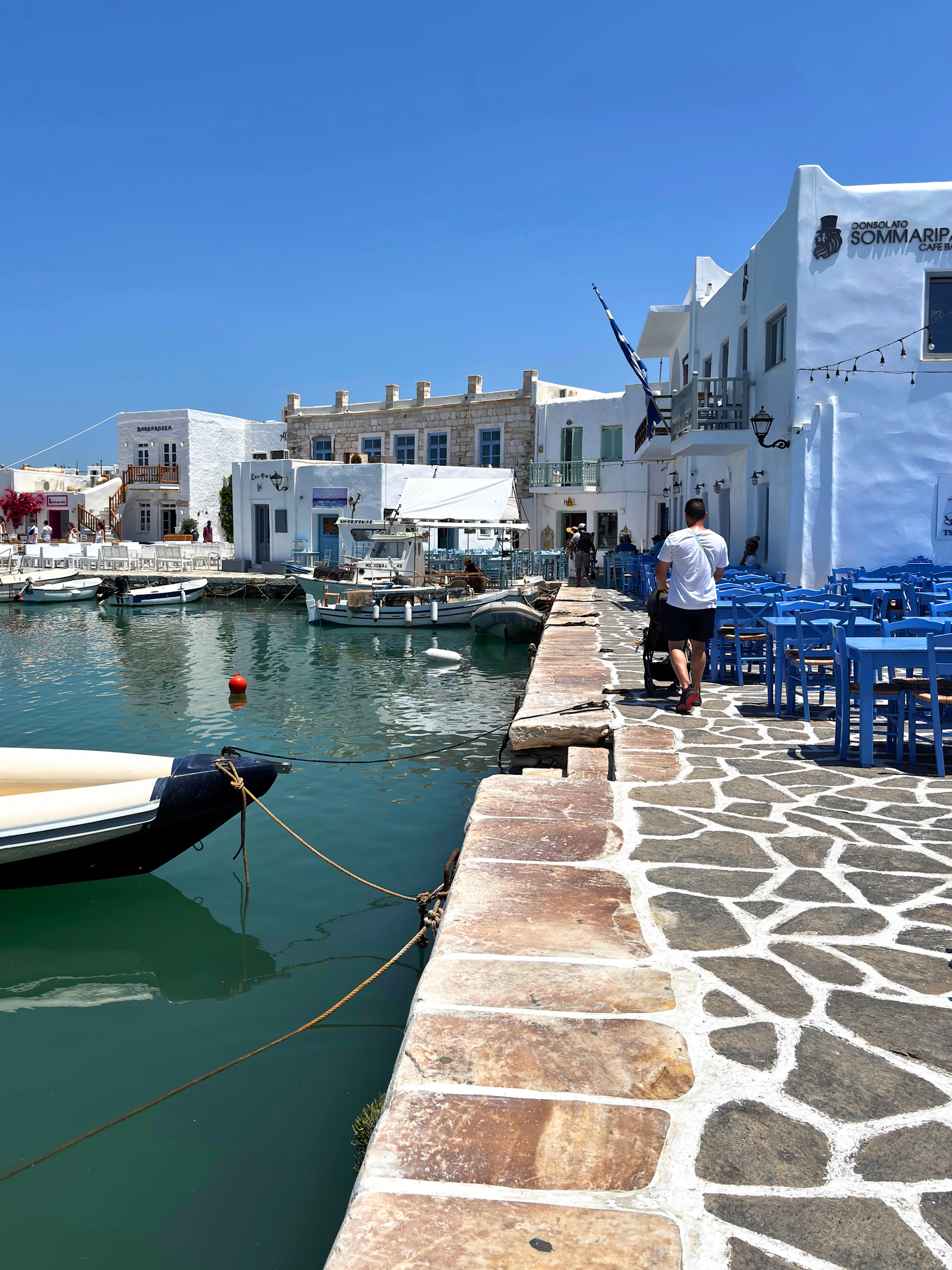 Blauer Hafen mit weißen Häusern in Naoussa auf Paros
