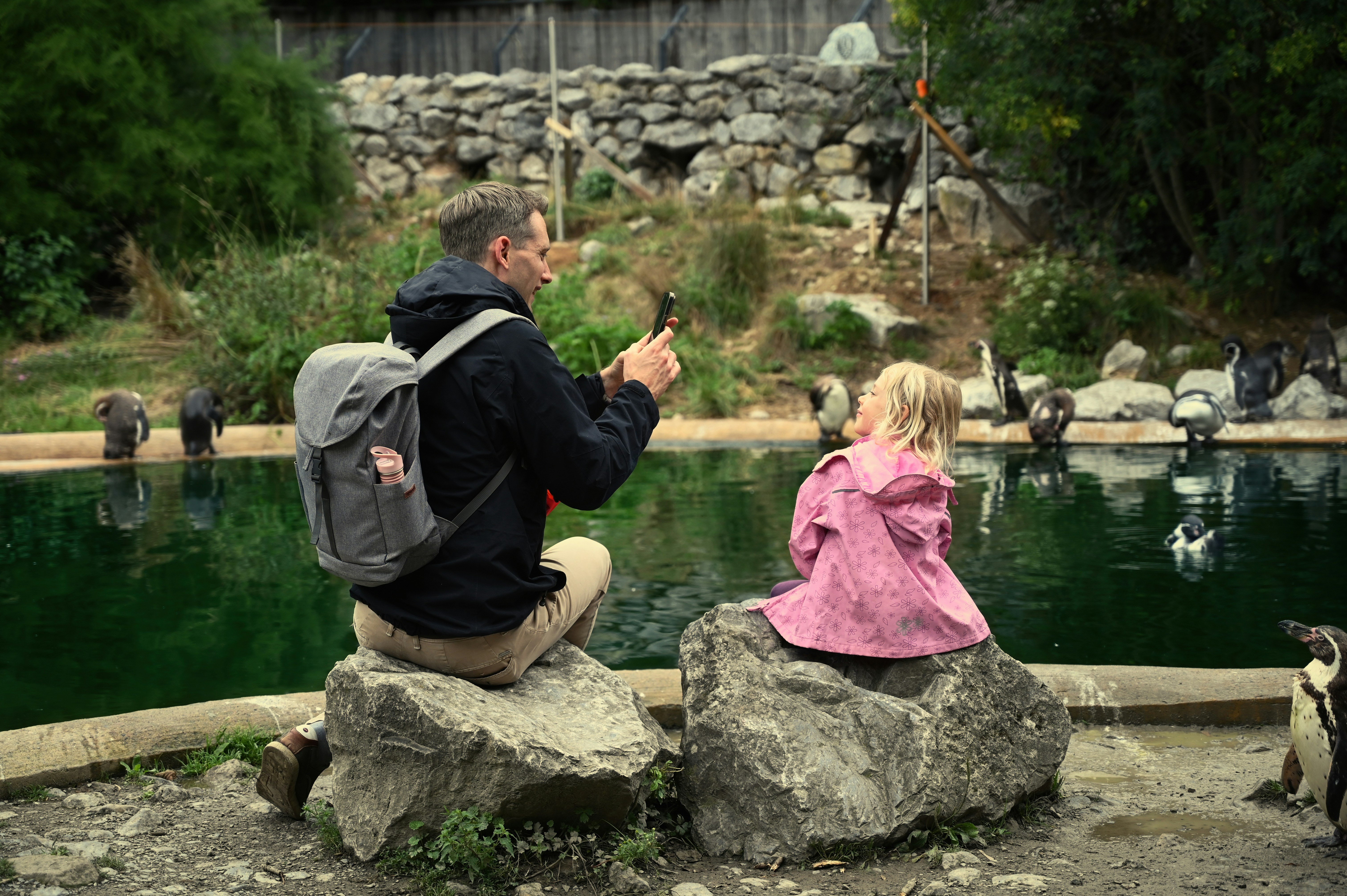 一對父女在戶外分享快樂時刻。