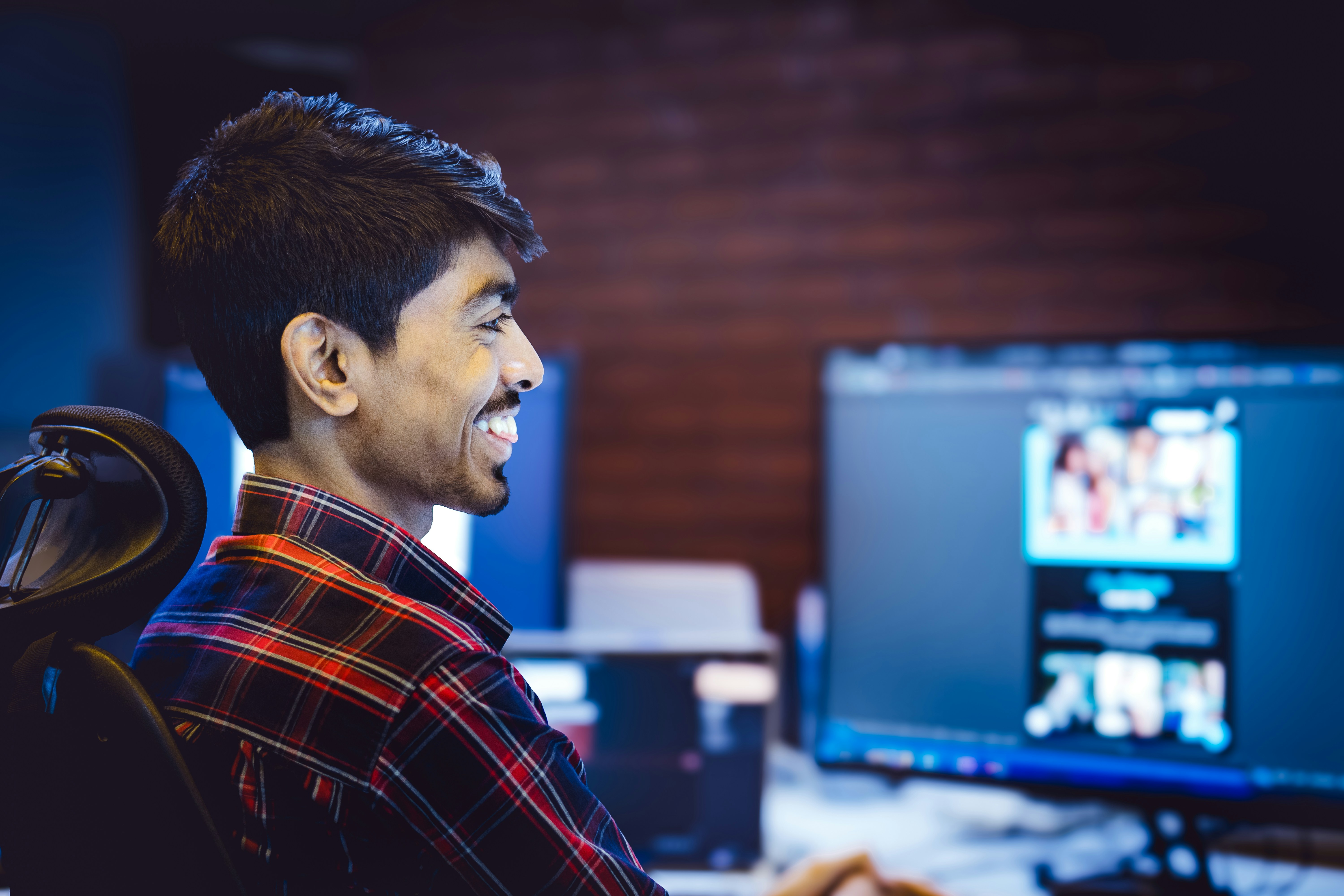 confident student smiling at their computer screen - tutor reading comprehension