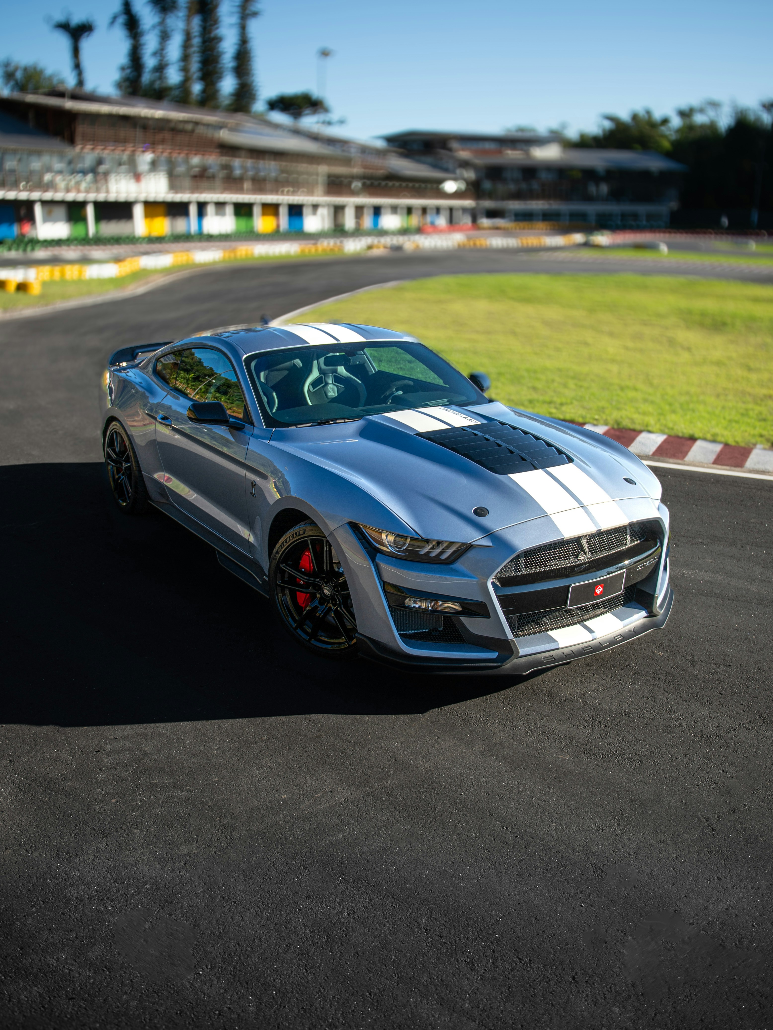 Un Ford Mustang Shelby plateado se encuentra en una pista de carreras. foto  – Imagen de Coche gratuita en Unsplash, image size:3000x4000