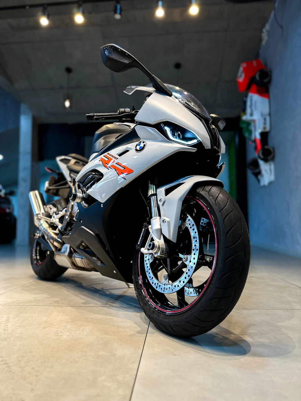 山麓のワインディングロードを走るライダー