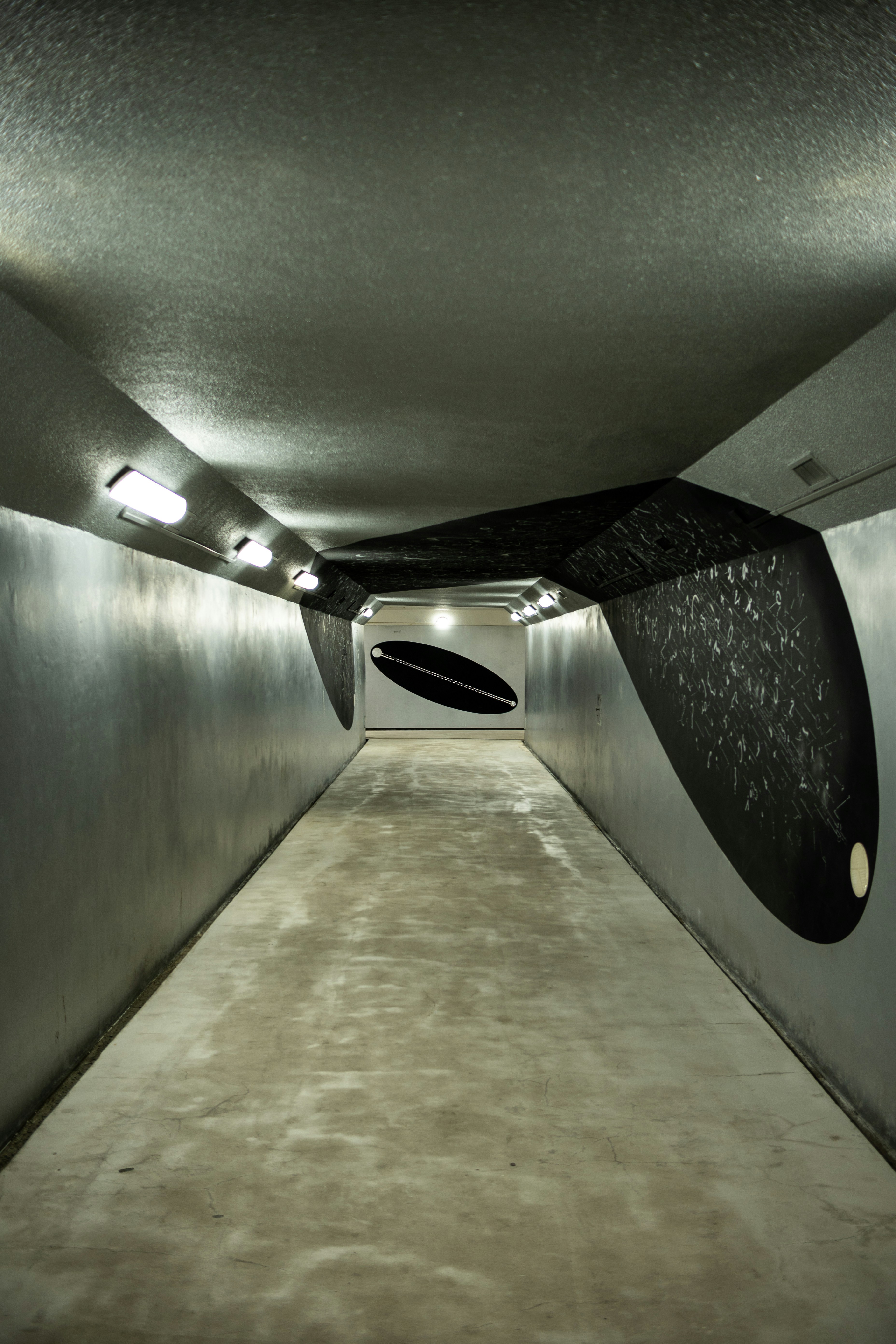 Concrete parking garage interior, ilustrasi artikel Urban Depths: Exploring the Aesthetic of Underground Parking Lot Wallpapers 4