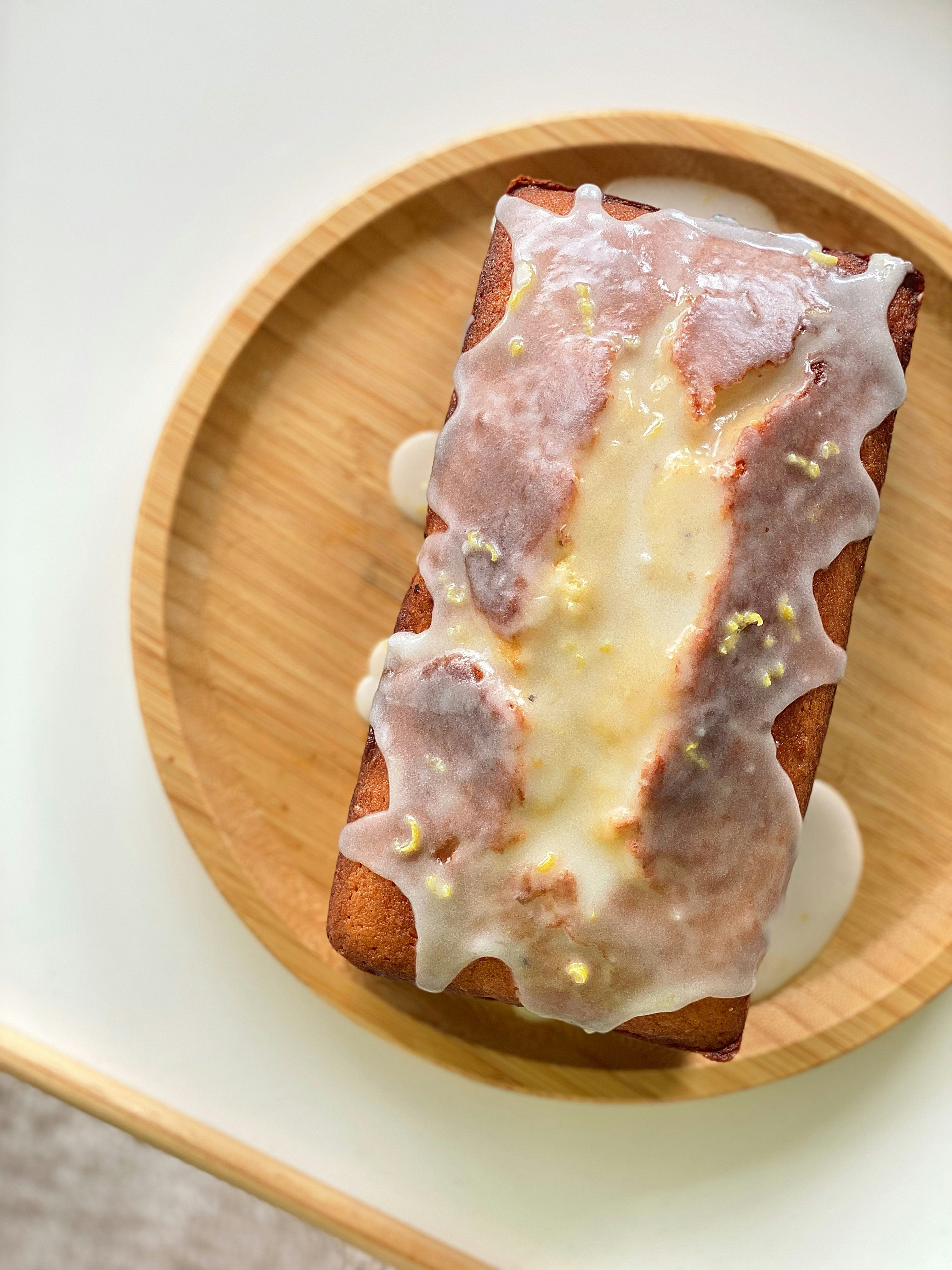 木の皿に釉薬をまぶしたレモンケーキ。