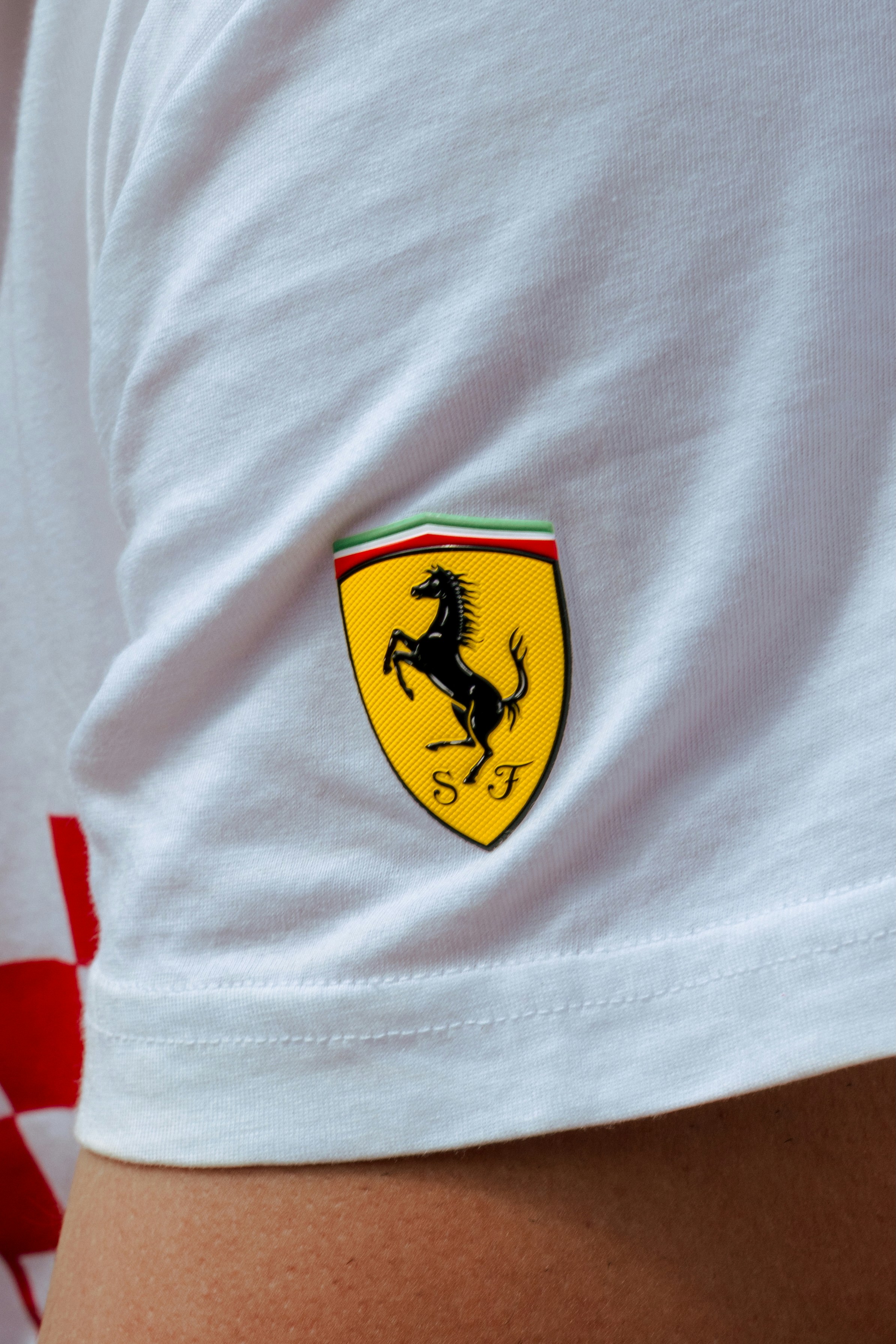 Le logo Ferrari est représenté sur un maillot blanc.
