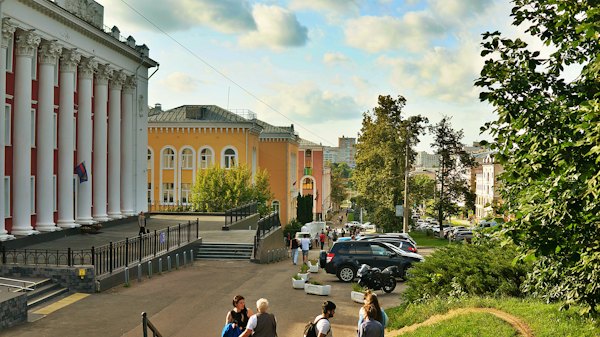 A colonnade on a street in the centre — Vladimir, Russia