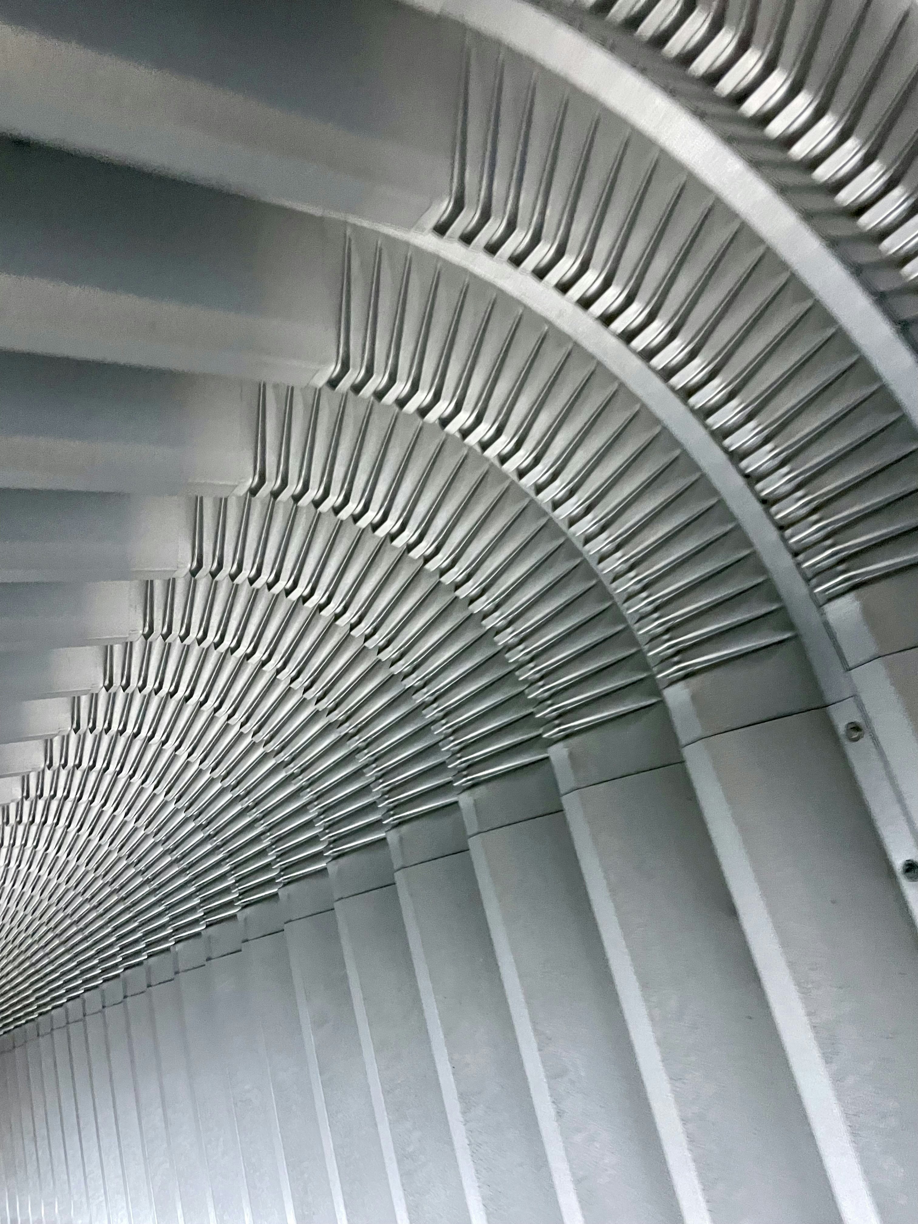 Struttura curva metallica con elementi ripetuti.