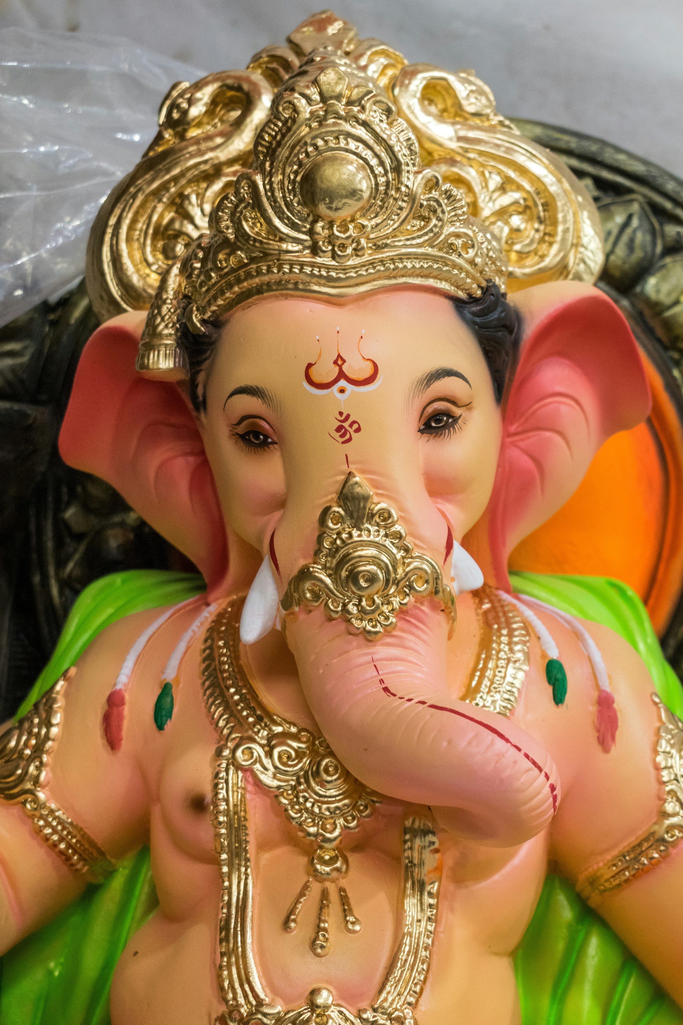 A statue of the hindu god ganesha. photo – Free Ganesh Image on Unsplash, image size:3000x4501