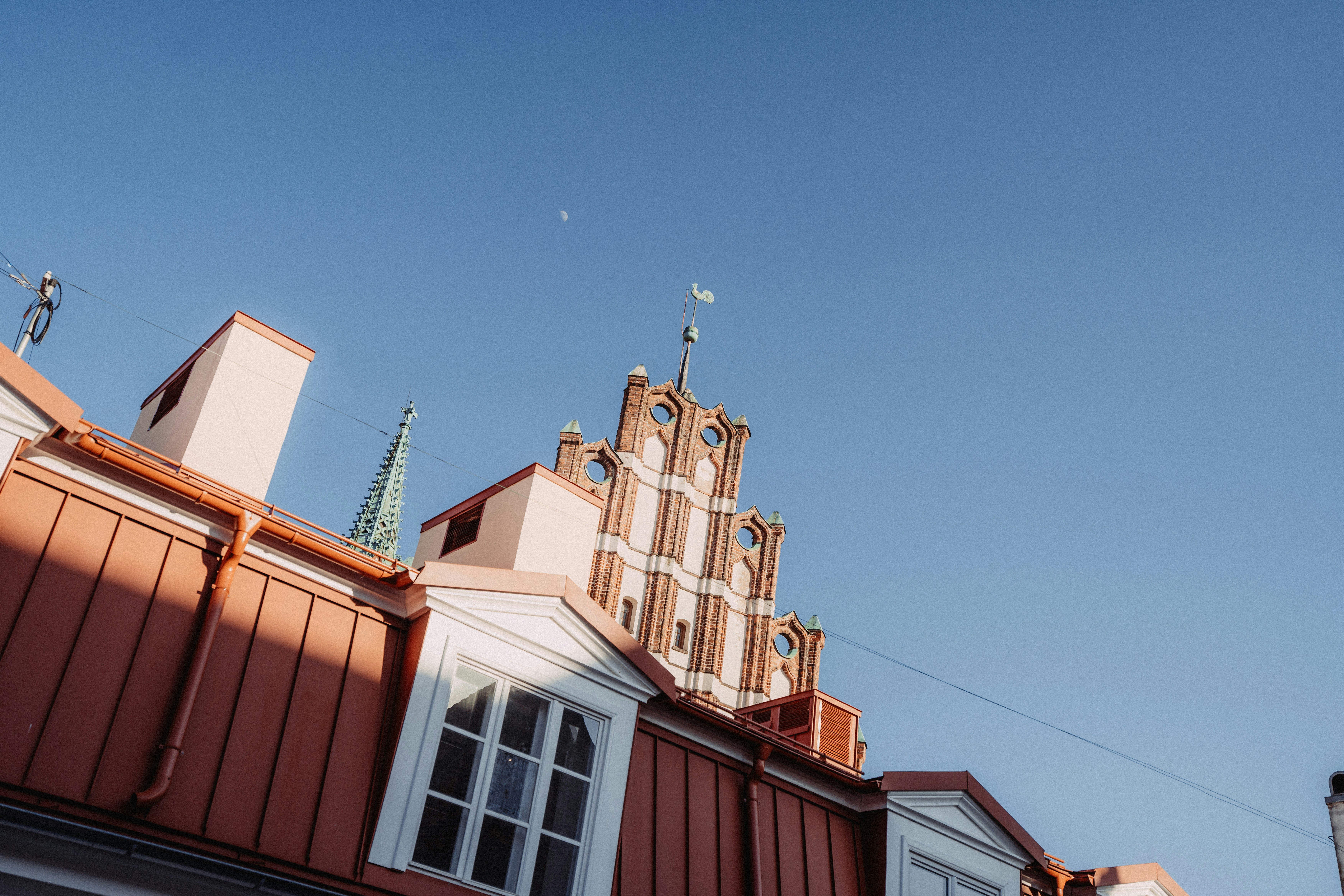 青空を背景に赤い屋根の建物。