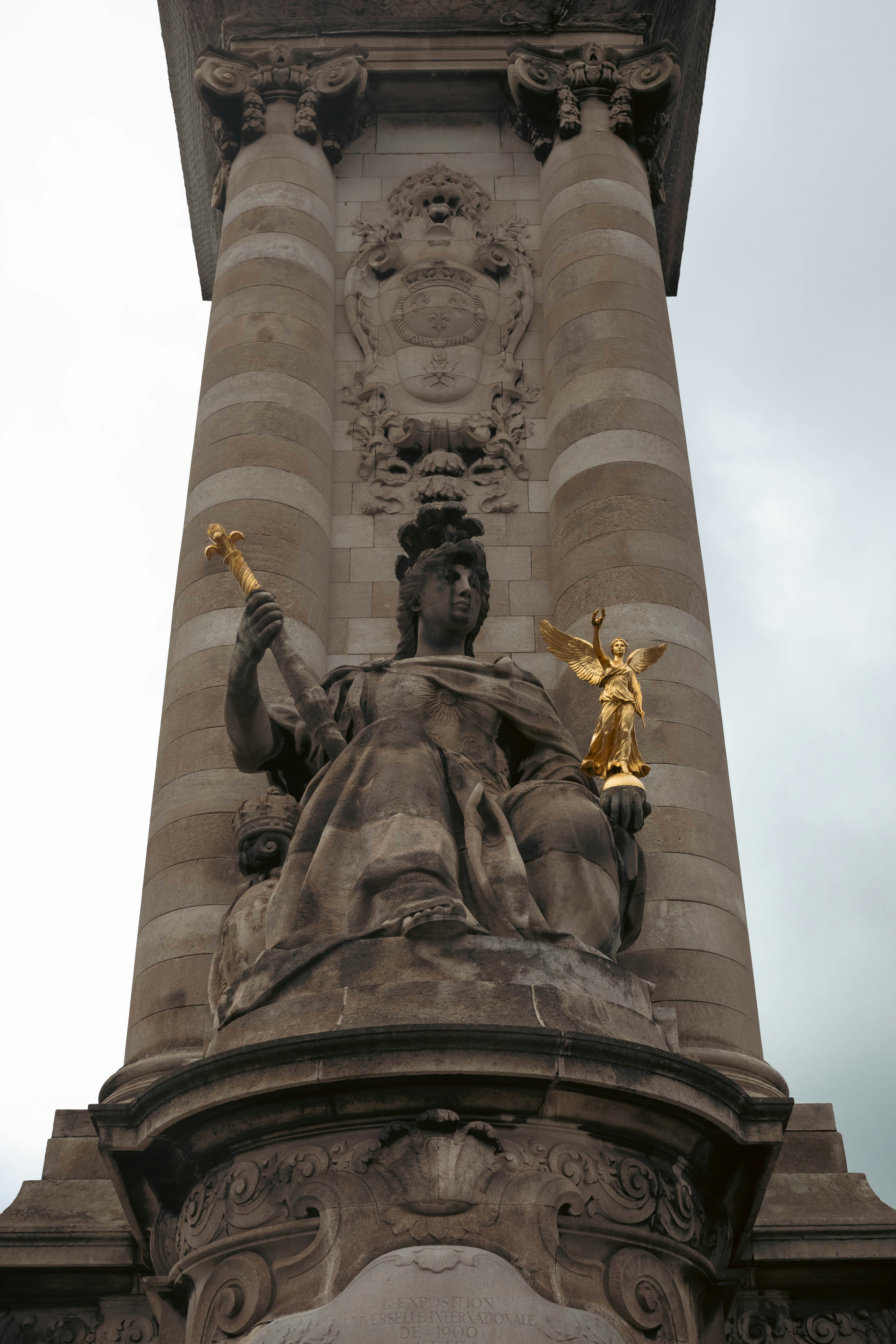 Statua su un ponte, che mostra un'architettura classica.
