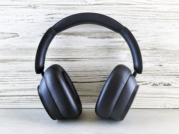Casque audio noir sur fond clair