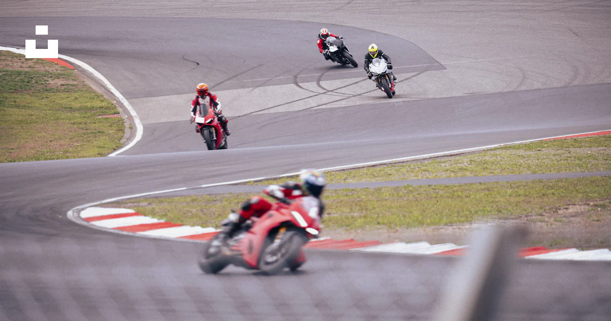 Motorcyclists race around a track. photo – Free Motorbike Image on Unsplash